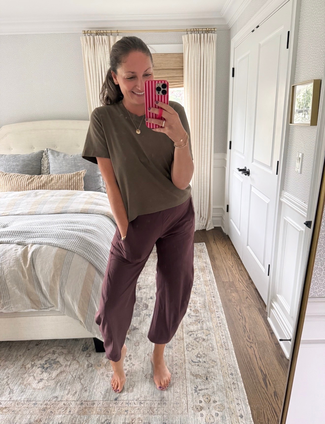 Easy fall OOTD! These pants are one of my most-worn styles and SO worth the price. So comfortable, polished, easy to dress up or down. I own them in 4 colors! True to size, I’m wearing the 4 in the regular length.