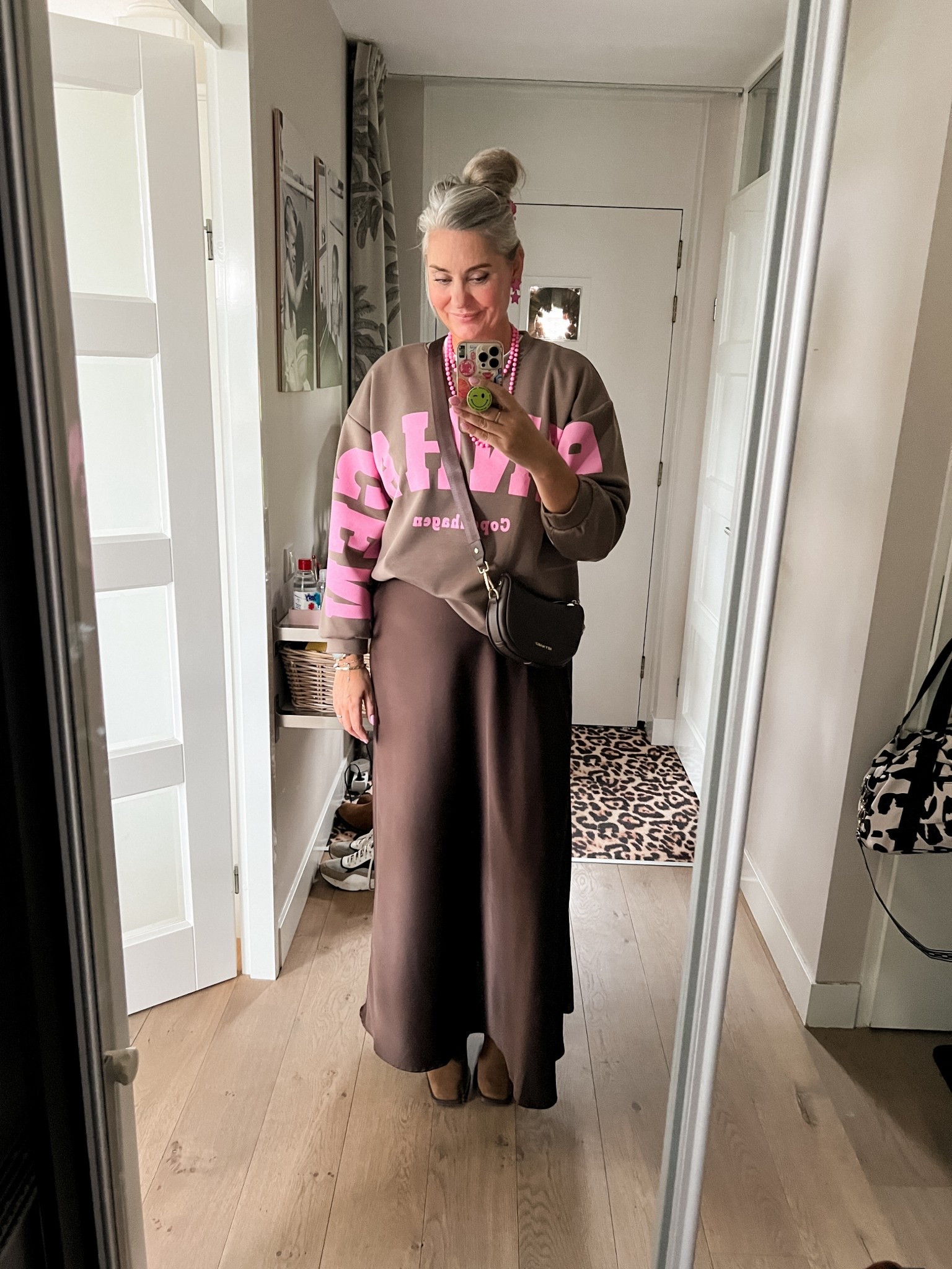 OOTD - Vrijdag. Bruine sweater met roze print (Molly & My, kortingscode Lous10), bruine satijnen rok, wit T-shirt, roze bloem in haar, bruine suède laarzen, roze parelketting (kringloop), leren tas van Hey Marly. 



#LTKnederlands #LTKwinter #LTKeurope