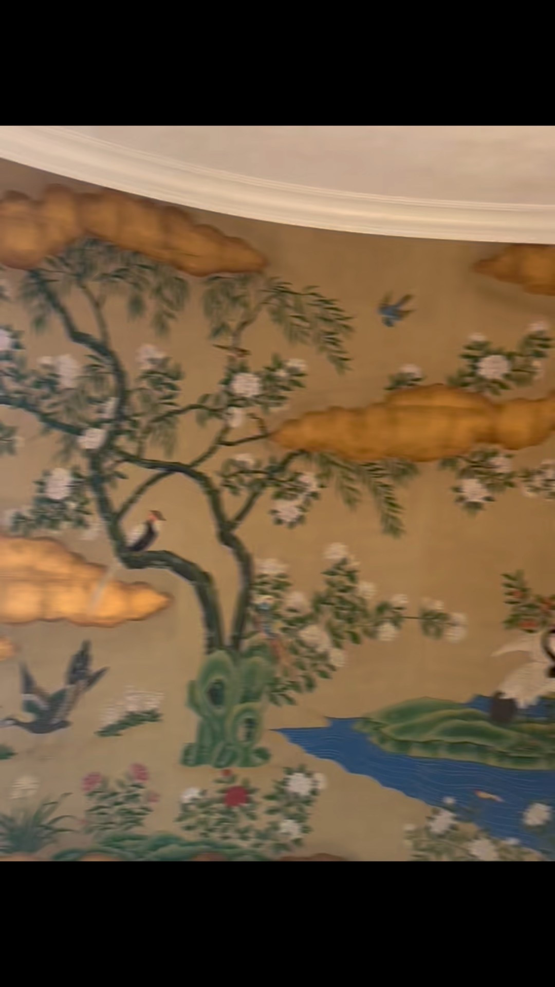 Top interior trend 2026 ✨ All-over wallpaper is back—think toile, chintz, and florals across every surface. This approach, beloved in English country houses, creates intimacy and quiet romance in every room.

#InteriorTrends2026 #AllOverWallpaper #EnglishCountryStyle #Toile #Chintz #FloralInteriors #QuietRomance #TimelessElegance #HomeDecorInspo

#LTKHome #LTKGiftGuide