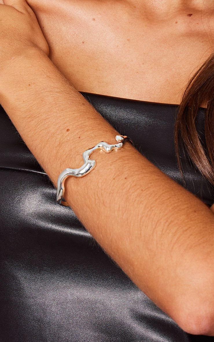 Silver Crinkle Bangle | PrettyLittleThing UK