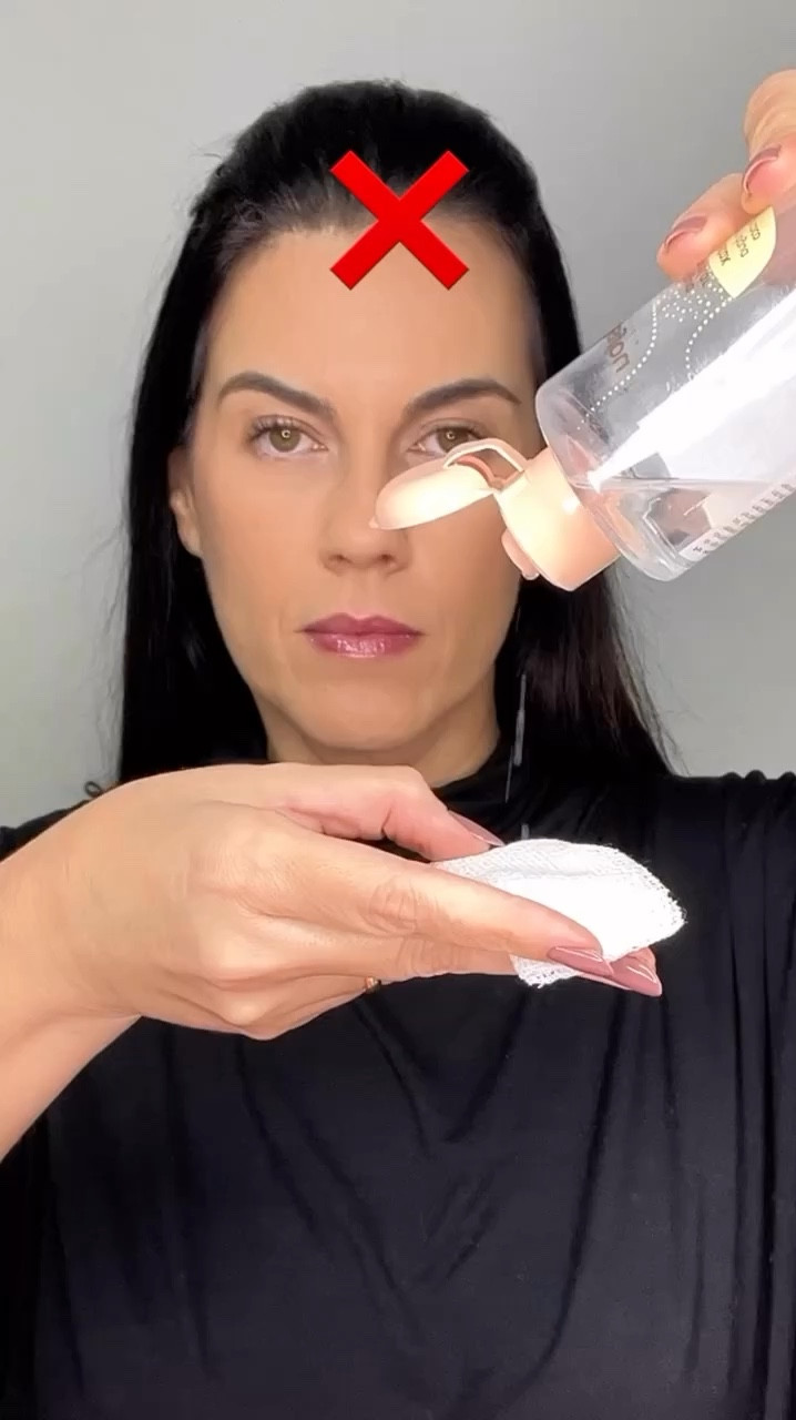 Como você remove a sua maquiagem?!

⏱️ Se usa demaquilante esfregando o rosto e gastando kg de algodão, você está parada no tempo judiando da sua pele, menina! 

Tem jeito melhor de remover a sua maquiagem, sem agredir a pele, sem uso de algodão, de maneira mais rápida e eficiente. 

Use um cleansing oil ou cleansing balm. Basta aplicar com a pele seca, massageando bem, que a maquiagem simplesmente derrete. Enxágua e pronto. Você vai se surpreender!
.
.
.

#LTKbrasil #LTKbeleza