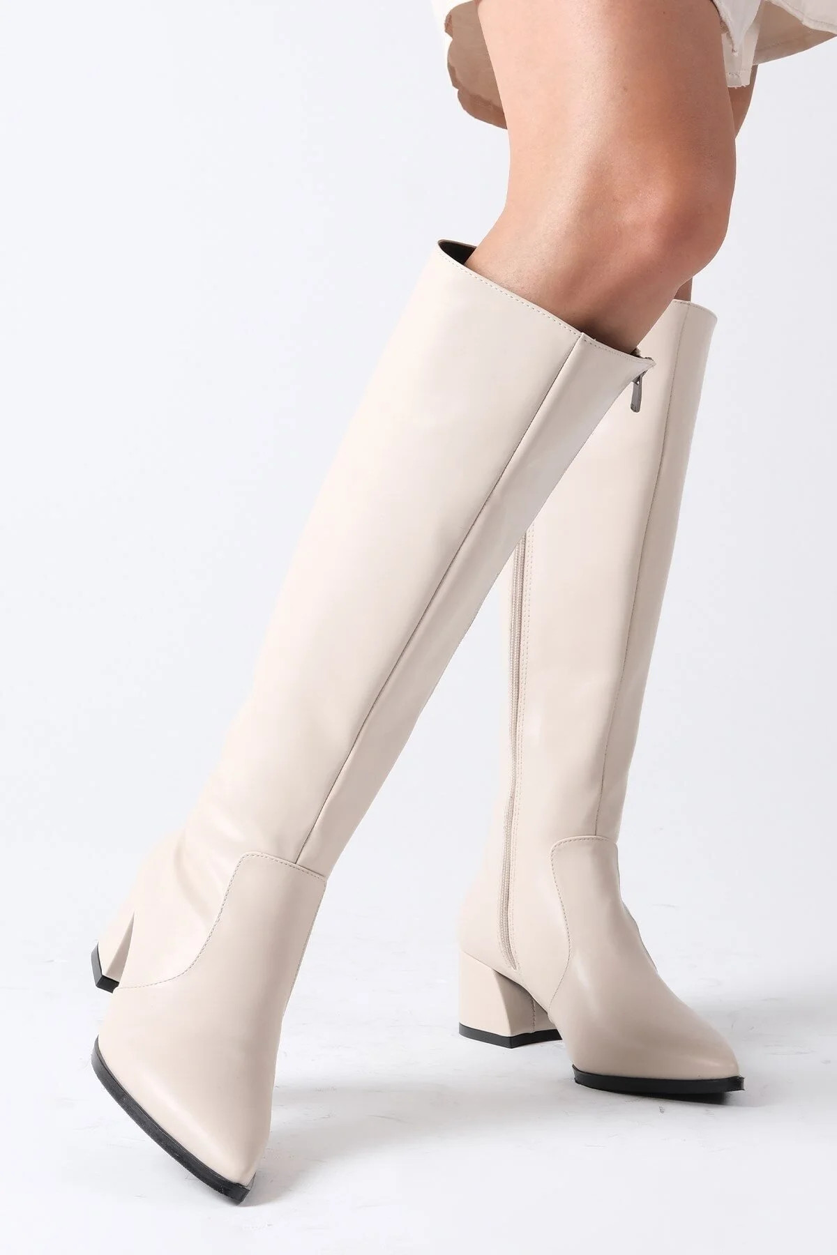 Mio Gusto Mila Beigefarbene Damenstiefel mit spitzem Zehenbereich und seitlichem Reißverschluss ... | Trendyol DE