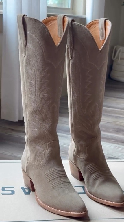Like + comment BOOTS and I’ll send you the link to these beauties🤠💓 I’m in love & still can’t believe my hubby surprised me with them!!! 

#tecovas #newboots #mothersday #giftsforher #giftformom
