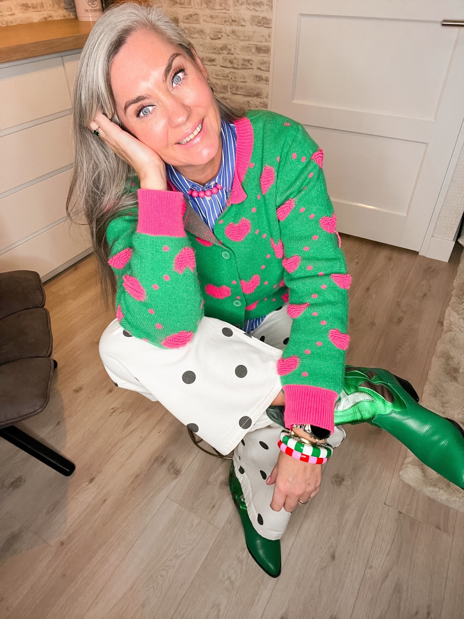 Will it Fit? Polka dot jeans in maat 42 (net aan), groen met roze vestje (L), gestreepte overhemdblouse (L), groene laarzen (oud Sacha)



#LTKnederlands #LTKeurope #LTKwinter