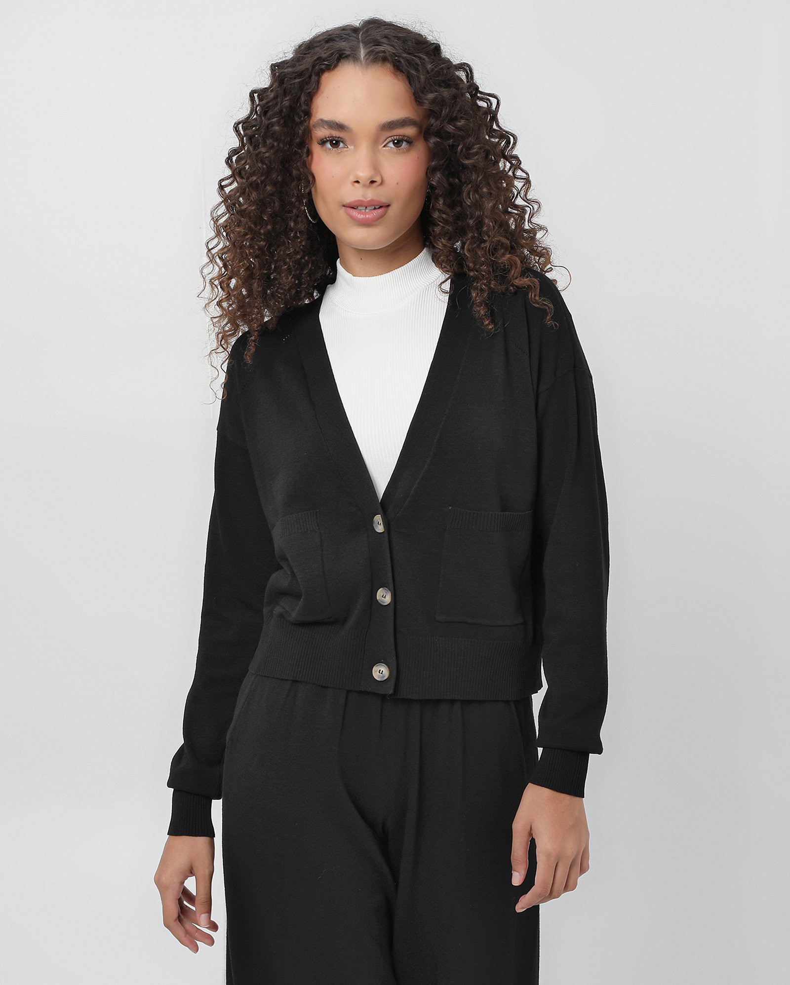 Cardigan feminino de tricot com bolsos frontais - Preto |  Pool Basics by Riachuelo | Riachuelo (BR)
