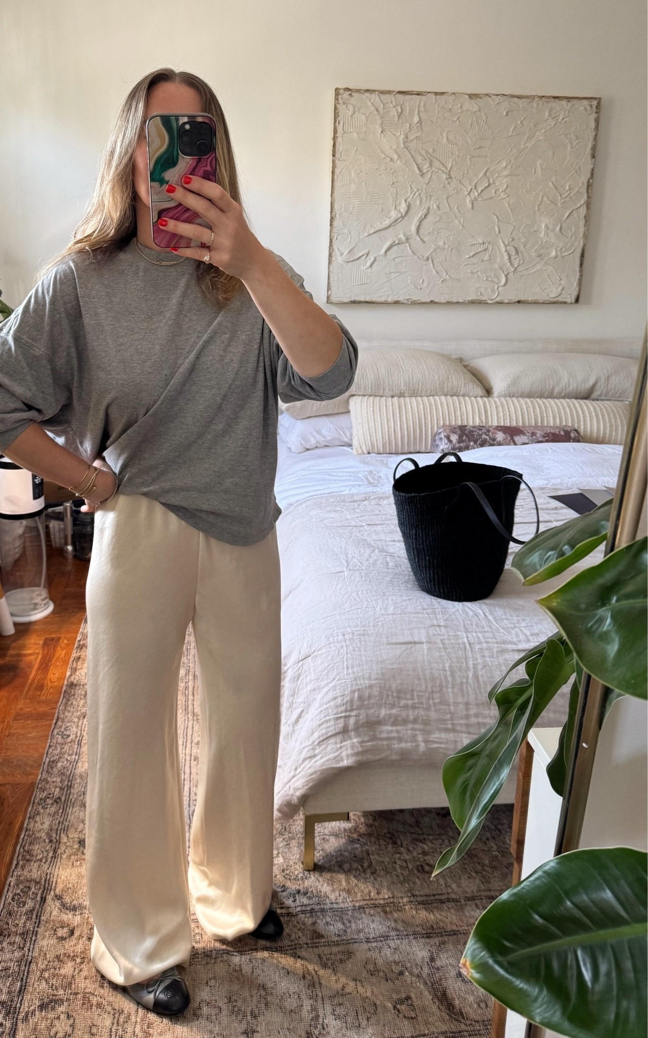 A recent outfit. What I love most about these pants is that they do not wrinkle! They're amazing for travel or to just throw on without worrying about wrinkling. I sized down to a medium.

Some colors are on sale including a gorgeous blue I included here. 

My shirt is H&M and If it's sold out, they do occasionally restock! I own it in three colors. I'm wearing a M and it's slightly large. I wouldn't want it smaller.