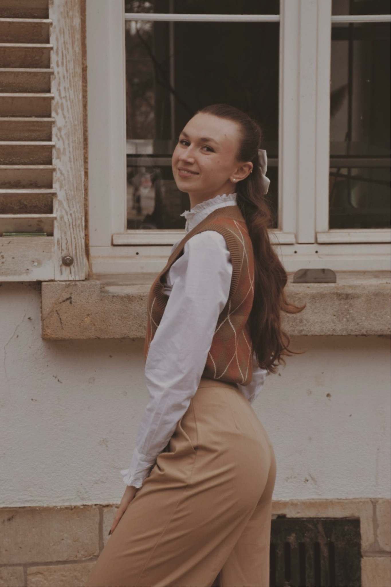 White shirt with high frilled collar
Argyle sweater vest
Beige trousers 

Light academia 
Light academia outfit 
Light academia style 
Light academia aesthetic 
Neutral outfit 
Autumn outfit 
Autumn fashion 
Autumn fashion inspo

#LTKU #LTKOver40 #LTKFindsUnder50