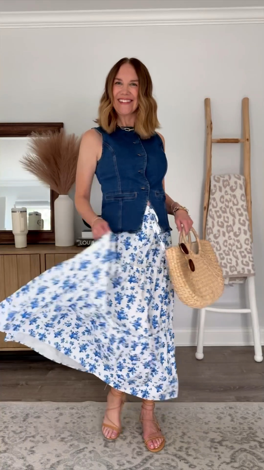 Amazon fashion finds that you can wear now and carry into fall including casual outfit ideas, teacher outfits, family photo outfits and more!
#amazonfashionfinds #falloutfitideas #teacheroutfits #fallfamilyphotos #elevatedcasual #howtostyle #momstyle #styletips #amazonoutfit