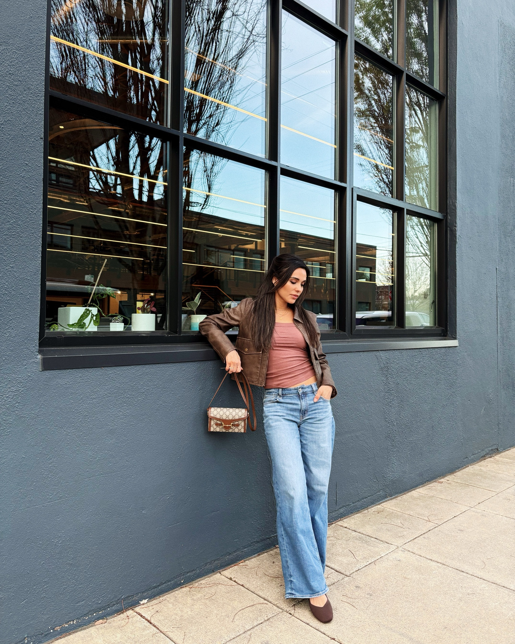 Love a good drapey denim and these come in “short” which are perfect for girls under 5’3. I’m wearing regular length with flats for a cozy #MomFit

#LowWaistDenim #PortlandBlogger #brownjacket

#LTKootd
