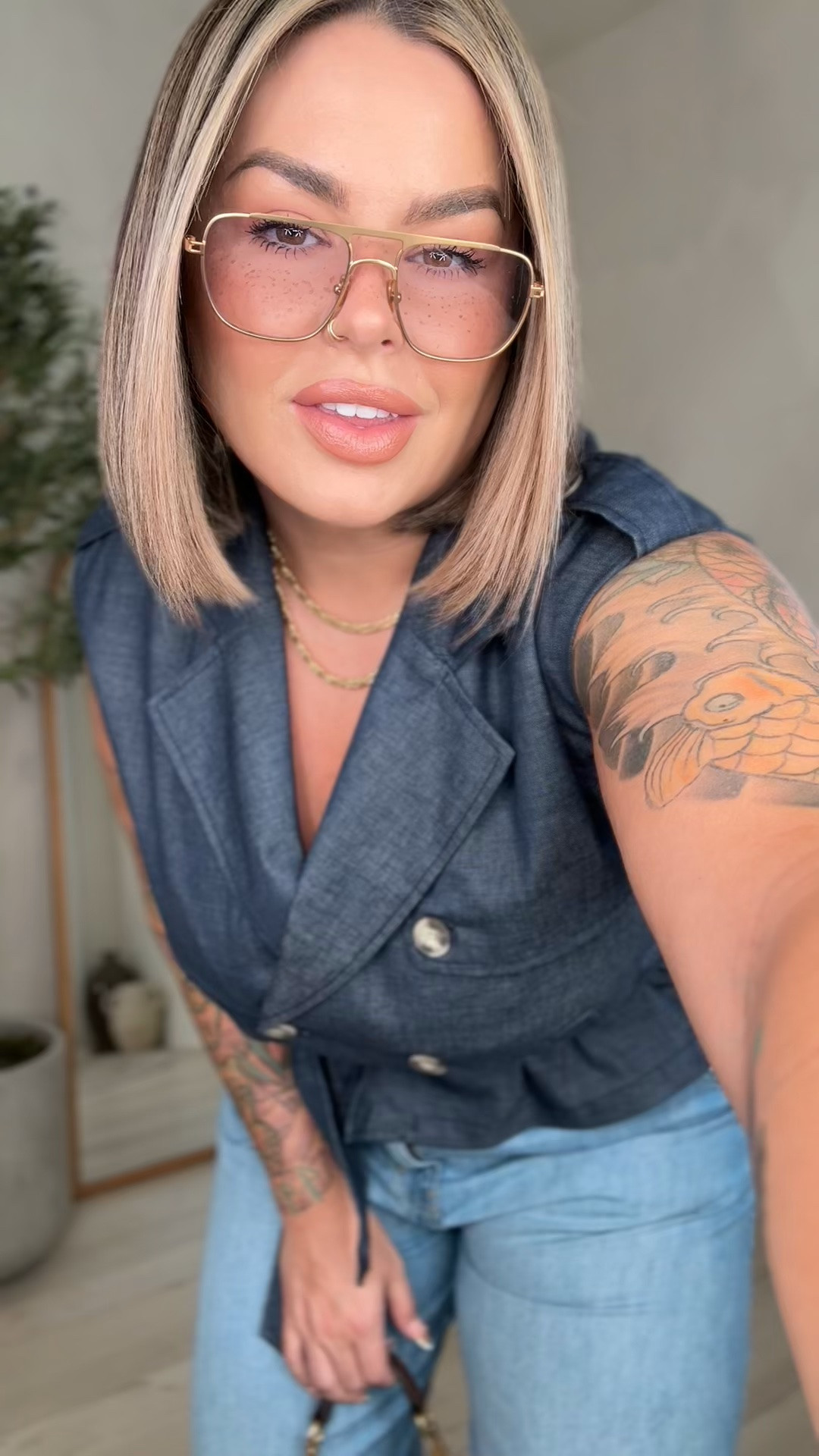 Jeans 31 reg 
Top xl 
Use code shayna15 to save on necklaces 
#denim #gap #zara