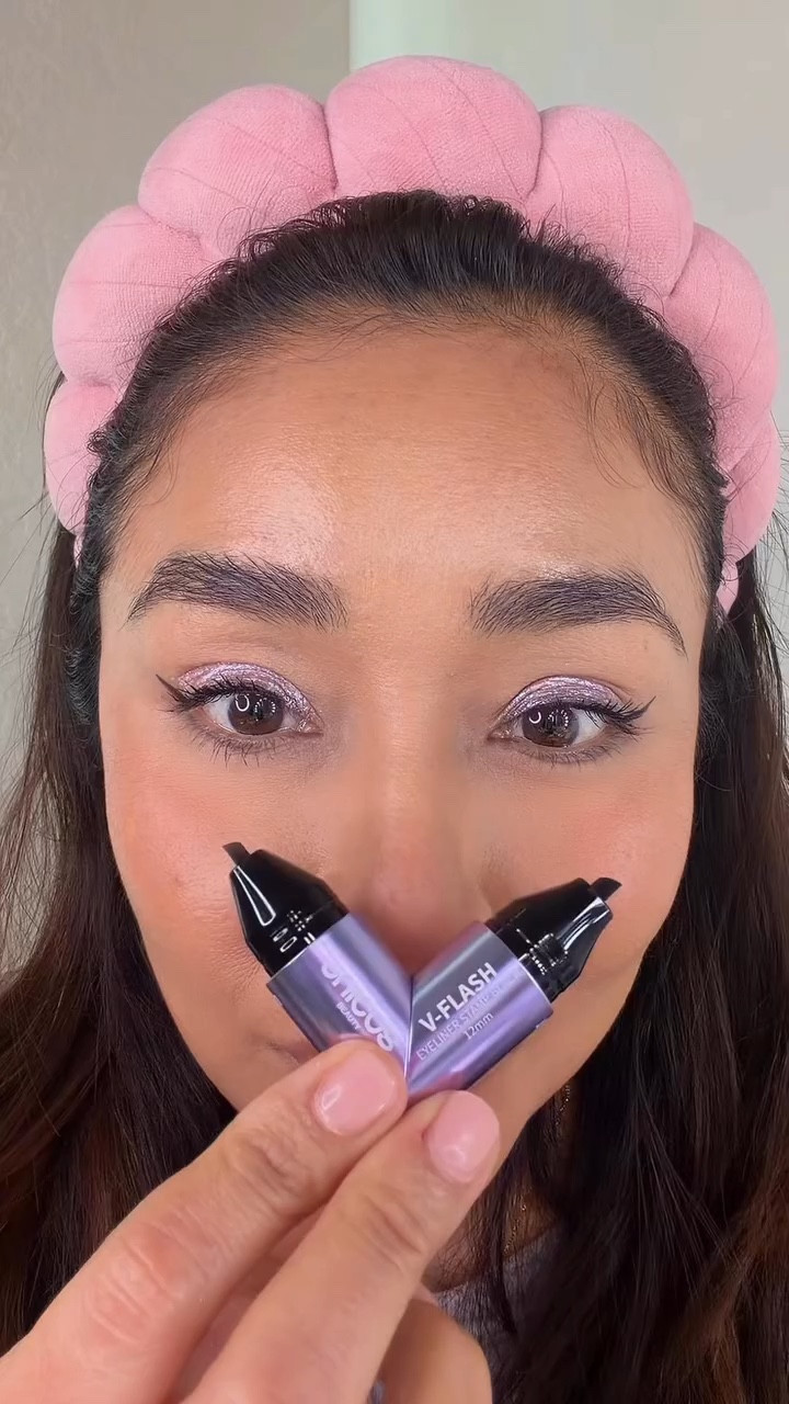 Nunca me salen bien los delineados!
hasta que probé este eyeliner stamp💜
@unicosbeauty 
Literalmente presionas y listo.
Además es a prueba de agua 💦 

#unicosbeauty #wingedliner #eyeliner 
#eyelinerstamp #makeuphack