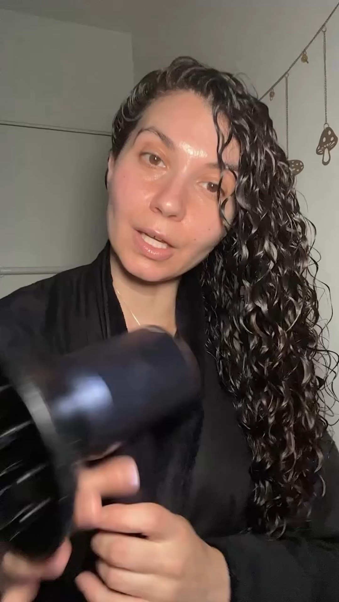 Diffusing is definitely my preferred way of drying. Do you diffuse or air dry? 🧚🏼✨

I get so much more volume and definition, and it doesn’t take 2-3 business days to dry my hair. 

#curlyhair #diffusecurlyhair #curly #curlyhairtutorial #curls #curlygirl #curlsaunaturel