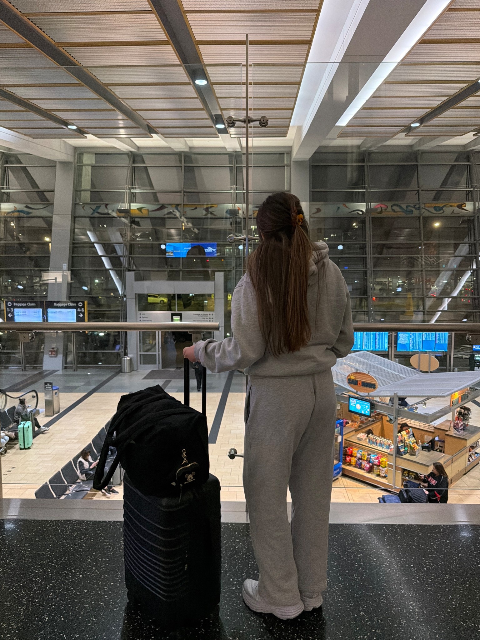 Travel ootd ✈️

Sweat set: @Aritzia 
Suitcase: @beistravel 
Carry-on: Baggu
Shoes: Hoka
Claw clip: Emi Jay

Ig: @jkyinthesky 

#travel #traveloutfit #ootd #comfyoutfit #cleangirl #cleangirlstyle #cleangirlaesthetic #beis #aritzia #hoka #baggu #hairaccessories #aestheticstyle #styleinspo #travelday #travelootd 

#LTKdayinmylife #LTKootd #LTKTravel