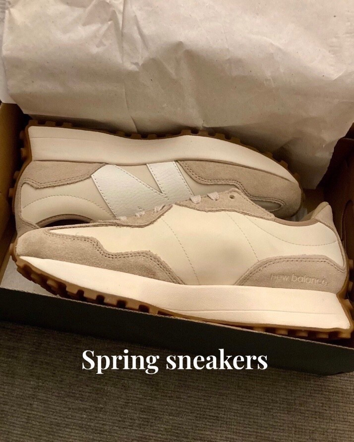 Spring sneakers

New balance 327 shoes 
Yellow sneakers 



#LTKActive #LTKootd #LTKSeasonal