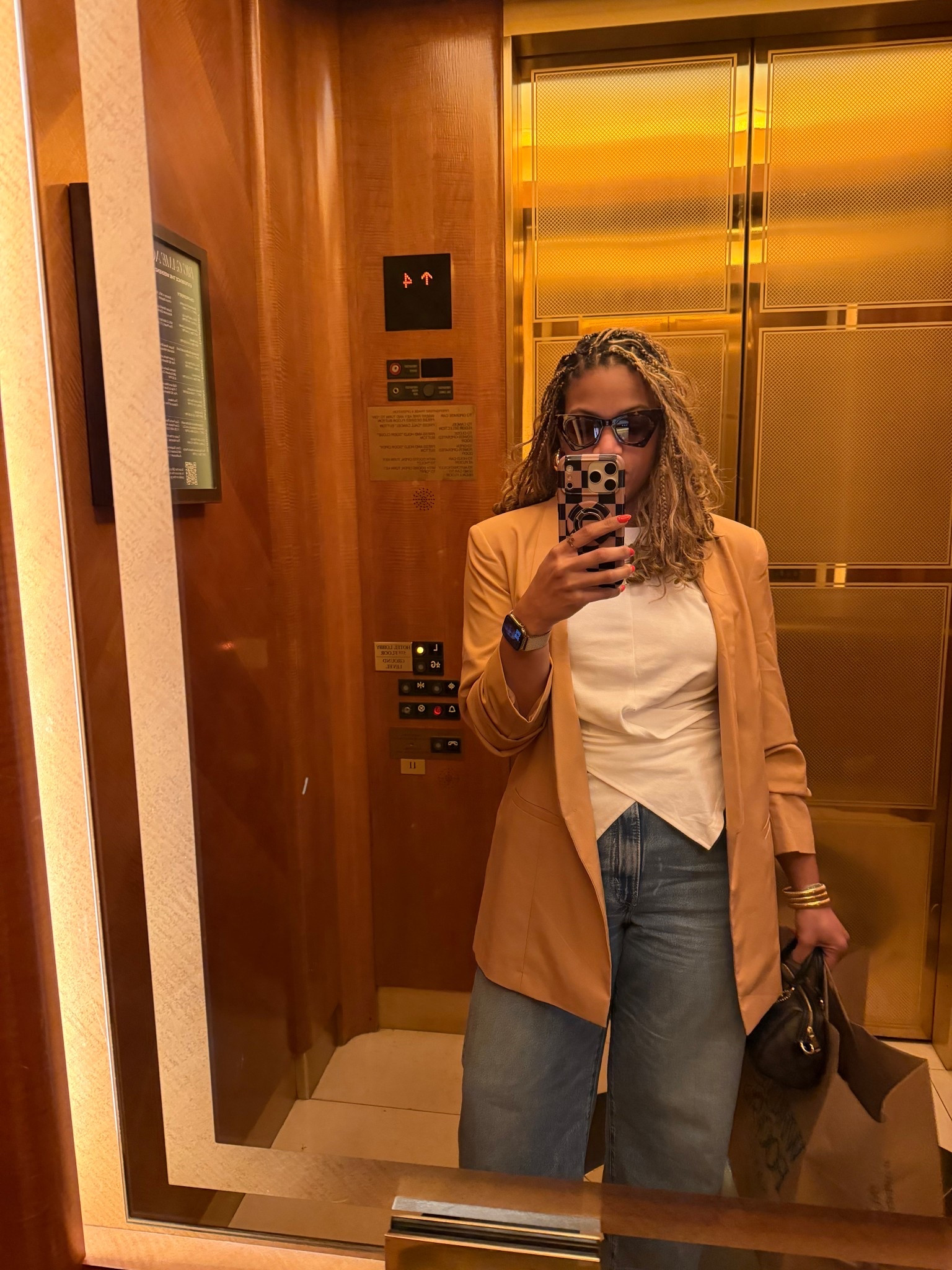 San Fran signed, sealed, delivered…. Super Bowl weekend complete. Recap coming soon. 🏈🔥🎉

Blazer: @asos
Top: @fashionnova
Jeans: @levis
