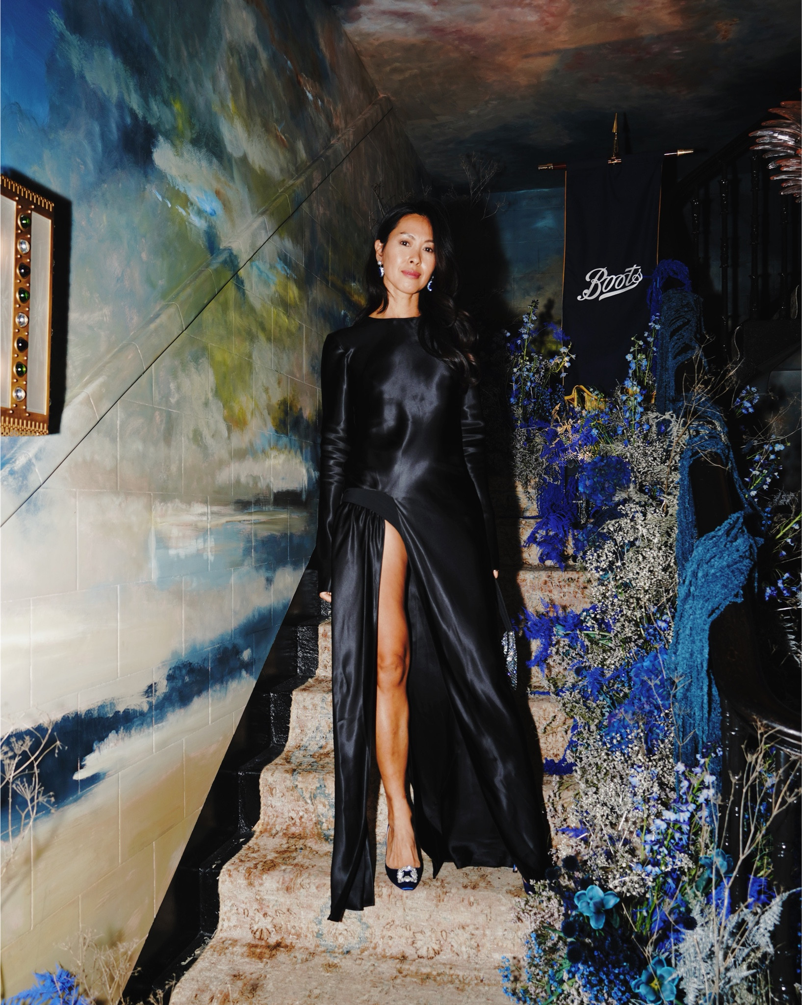 I’m wearing size 8 in the dress. 
Height 90 in the shoes 
💙🖤💙🖤