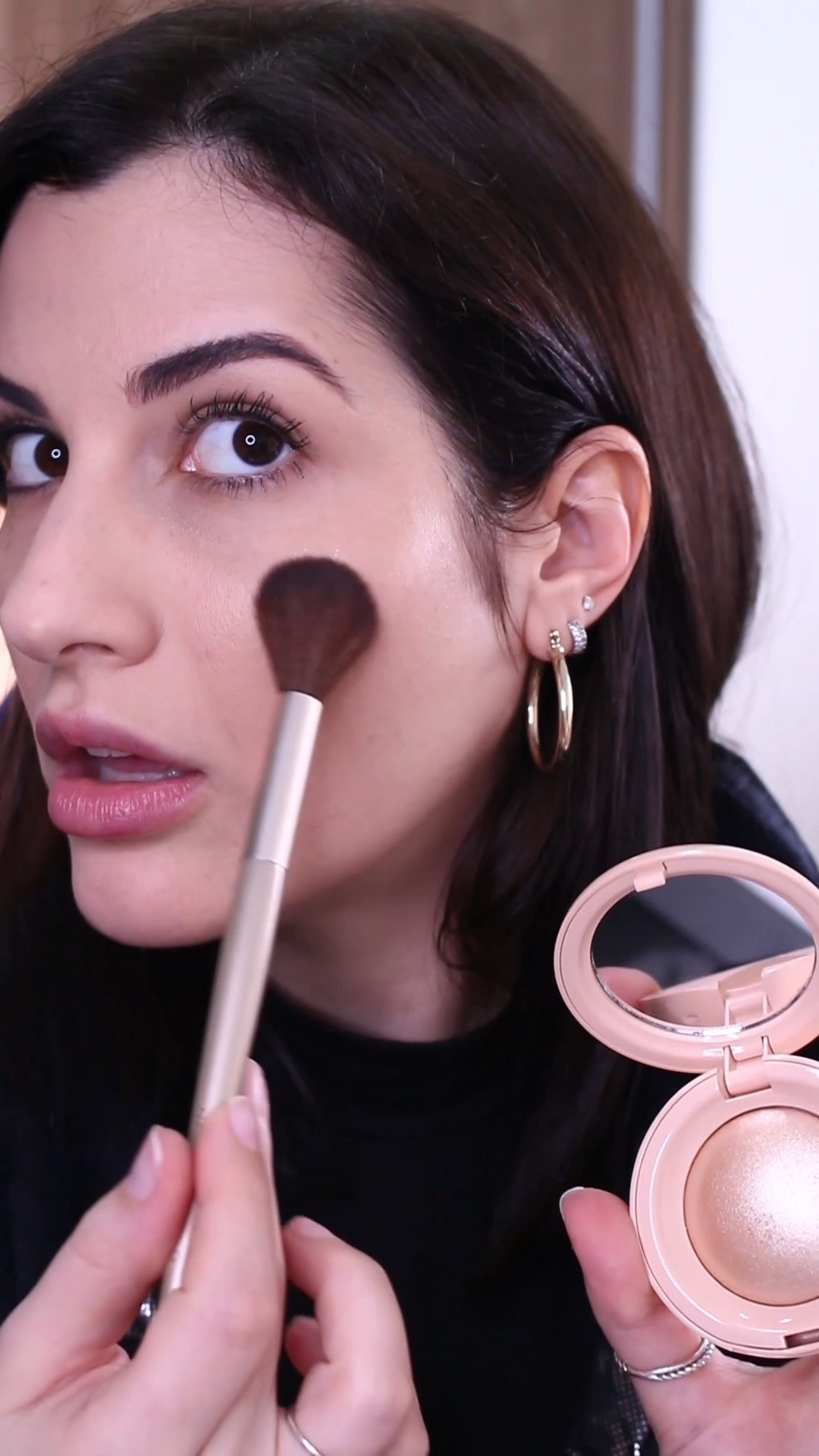 Finalmente comprei o iluminador mais famoso dos últimos tempos: Positive Light de Rare Beauty! 

Comprei na Sephora na cor Exhilarate, que é um champagne puro!

Me contem o que vocês acharam desse iluminador! Já compraram ou está na listinha de vocês??

#LTKConBR2023

#LTKbeauty #LTKbrasil