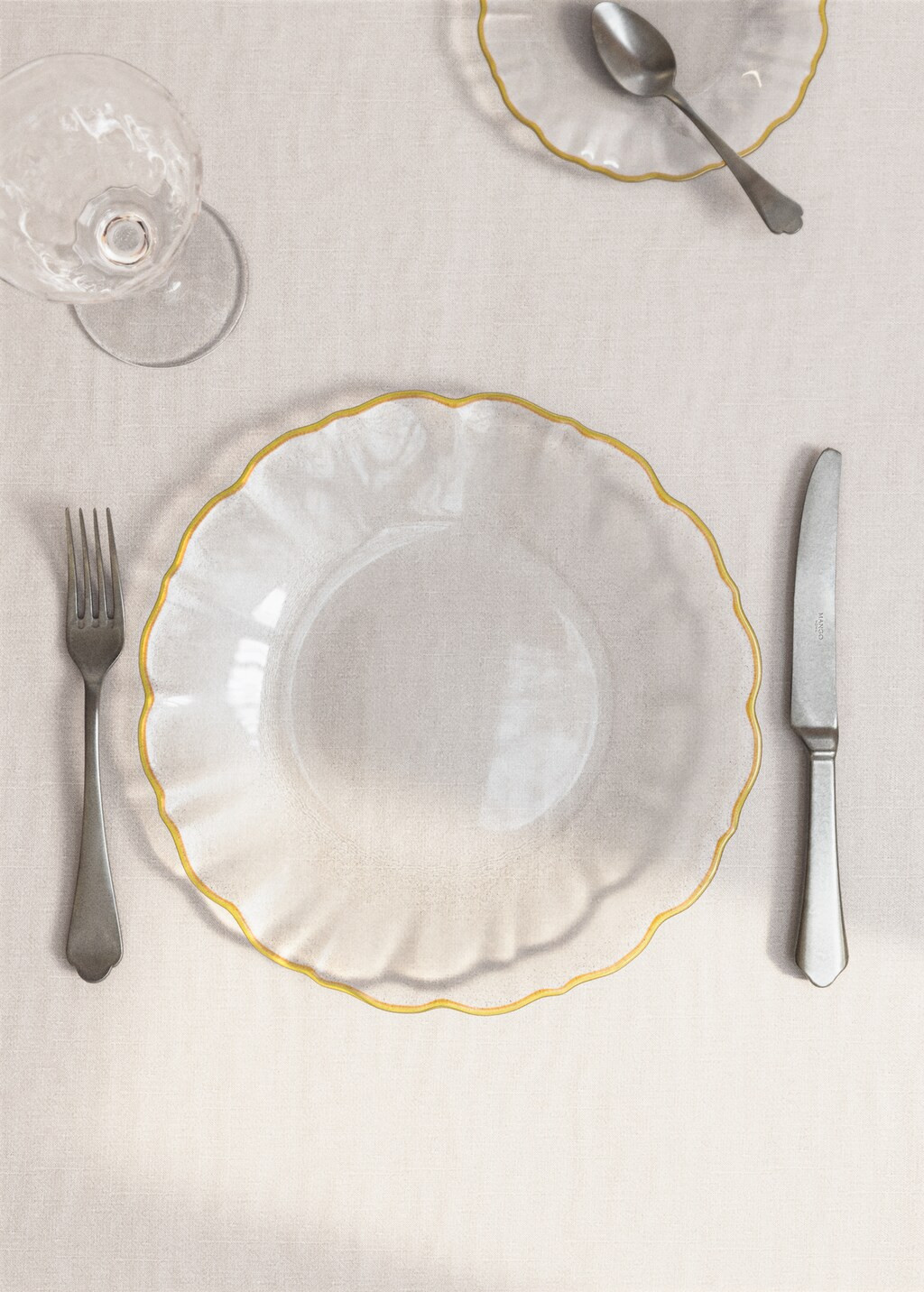 Flat glass contrast dinner plate | MANGO (UK)