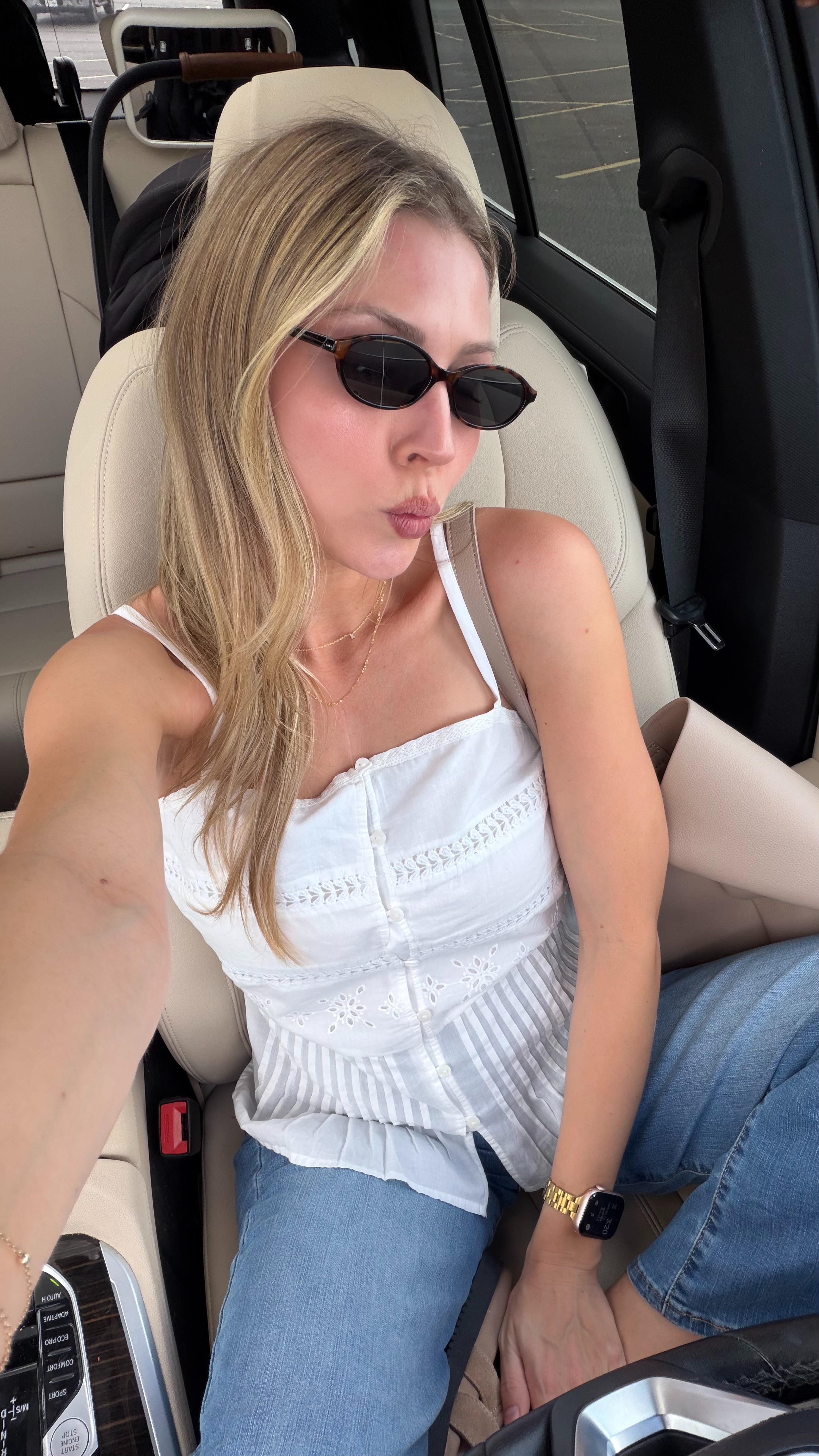 Casual cute mom outfit idea! 

 #LTKootd #LTKmomlife