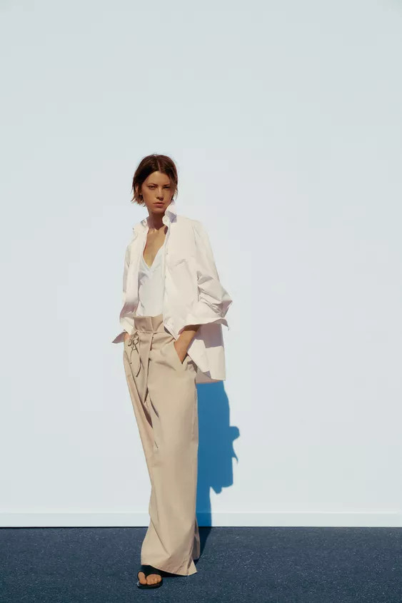 Very high-waisted trousers. Featuring belt loops and a drawstring belt in the same fabric. Side p... | Zara UK
