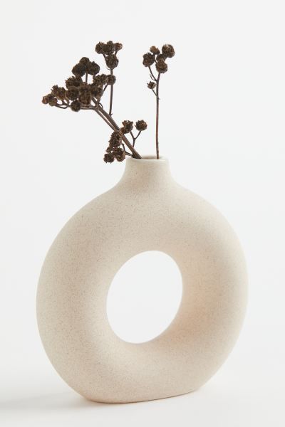 Small, ring-shaped vase in ceramic. Diameter 3 3/4 in. Height 4 in. Diameter of opening 3/4 in. | H&M (US + CA)