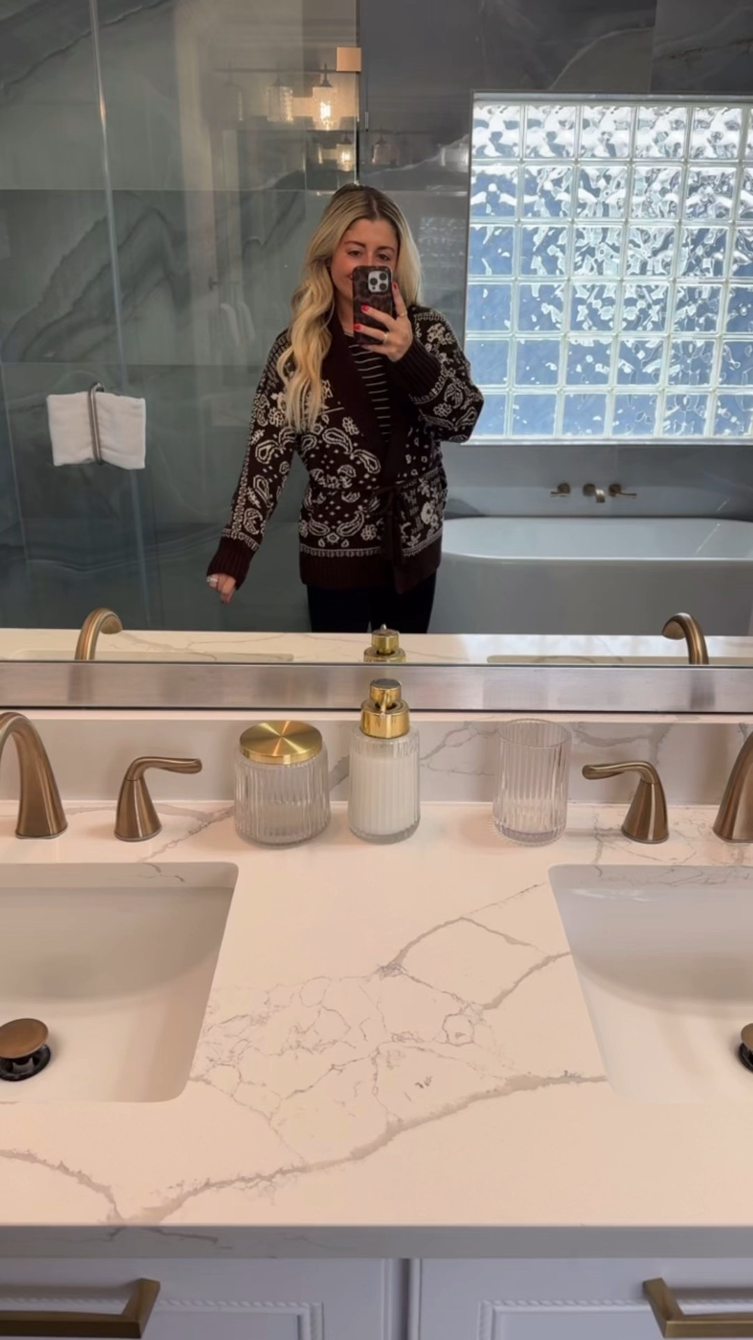 Cardigan on sale!
Sis small
Align leggings 
Uggs tts

#LTKSaleAlert #LTKootd #LTKFindsUnder100