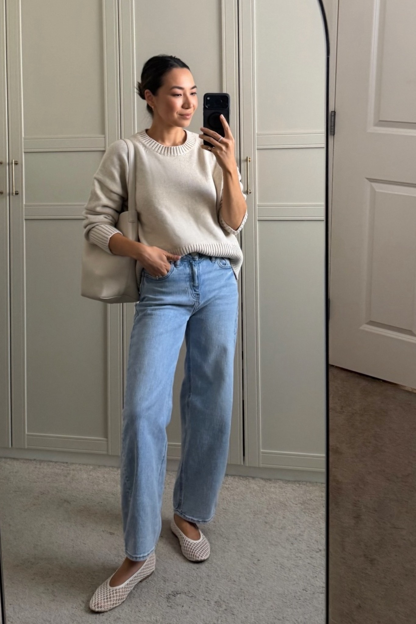 Classic $50 staples that will transition you into early fall 

@Quince cotton sweater xs
Barrel jeans - size up for a looser fit 
Small bucket bag

Classic outfit / budget friendly natural material / #quincepartner