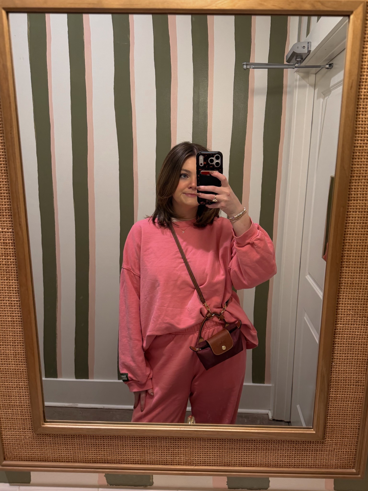 My perfect everyday bag 👜 Love it so much I have it in two colors! Dress it up or down, this Longchamp style is a classic! 