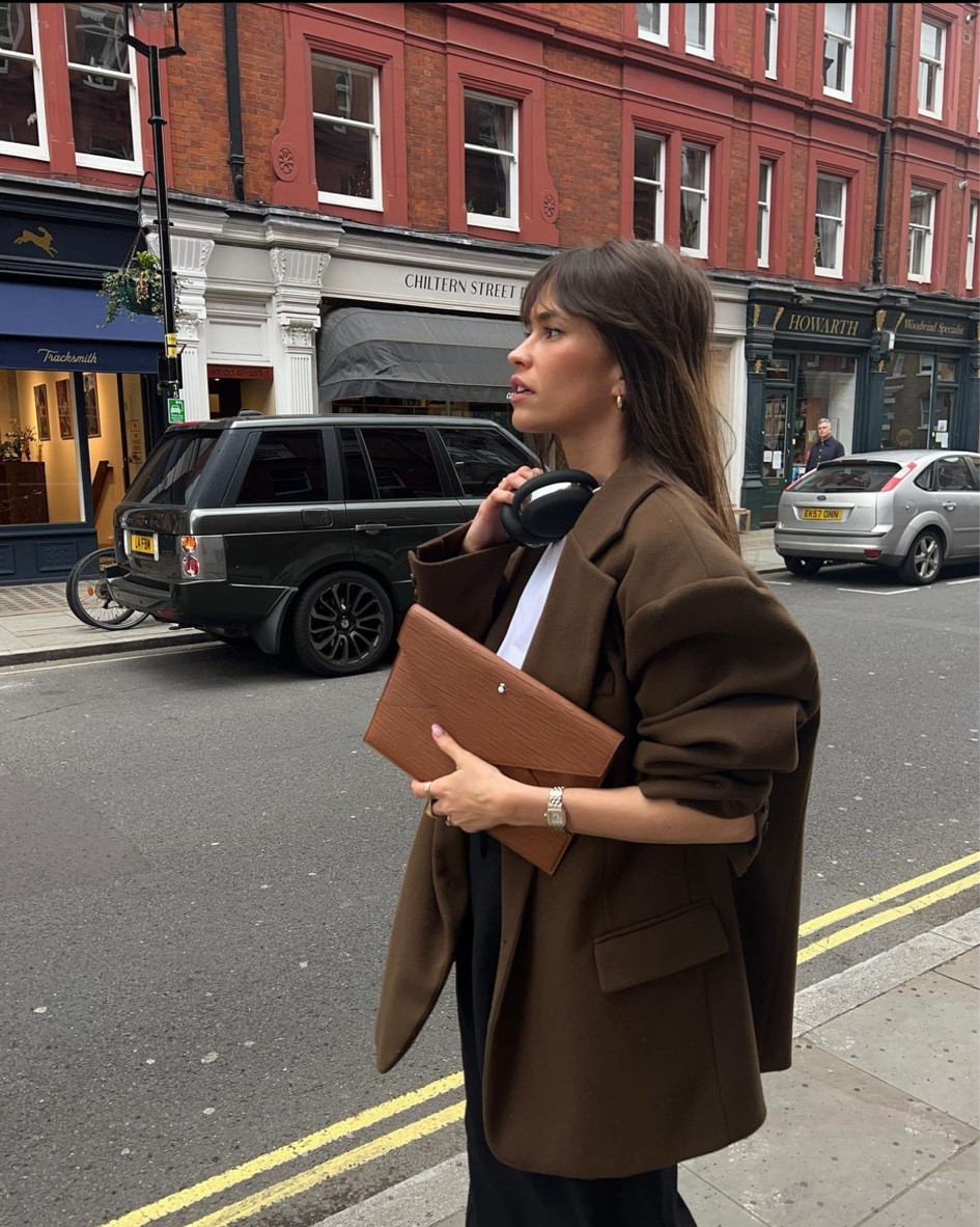MontBlanc library spirit

sac pochette Meisterstück 4810, pochette enveloppe en cuir camel, pochette Mont-blanc, porte document en cuir, casque audio sans fil, casque à mémoire de forme, veste blazer oversize The Frankie Shop, blazer marron

#LTKworkwear #LTKFind #LTKtravel