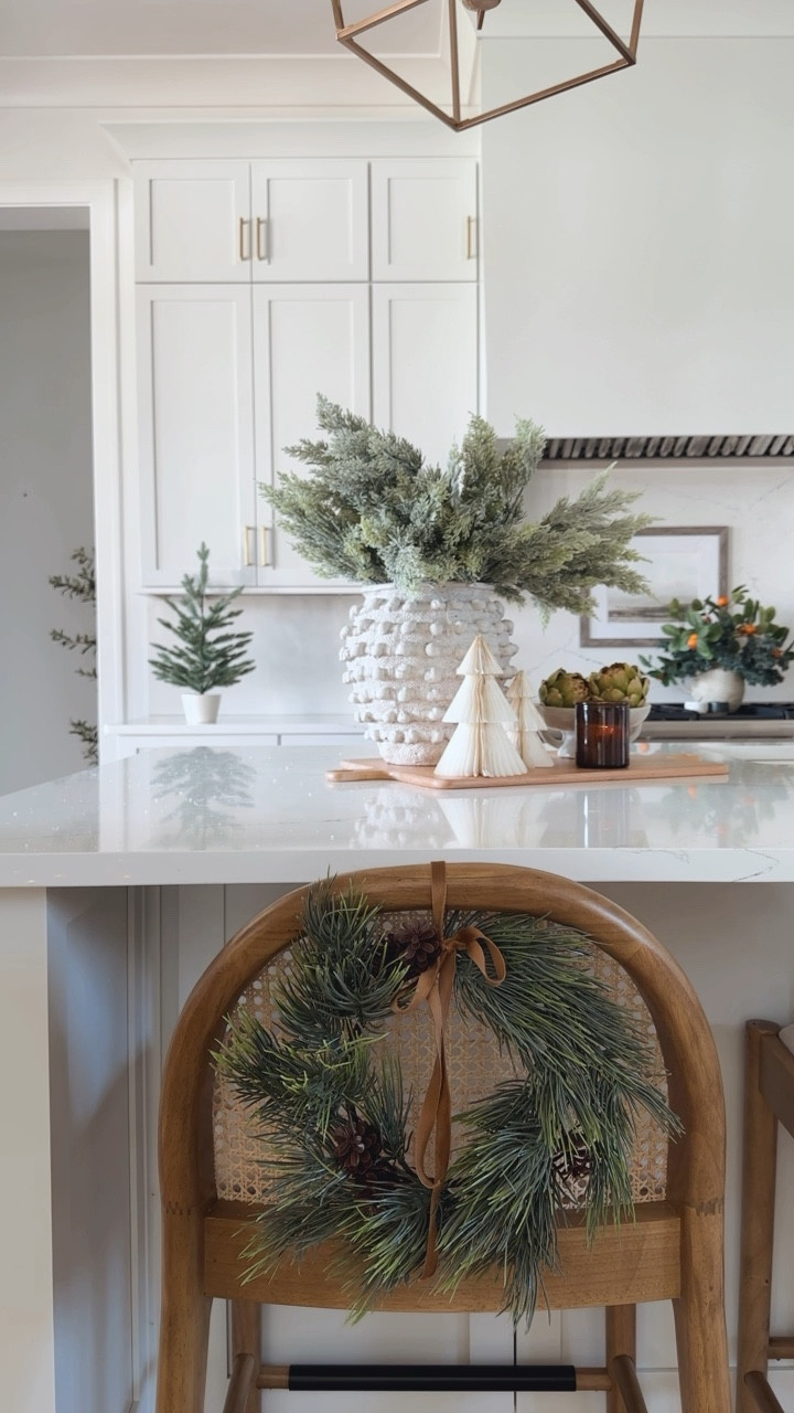 Grab these stems, vase and wreath on sale



#LTKsalealert #LTKHoliday #LTKhome