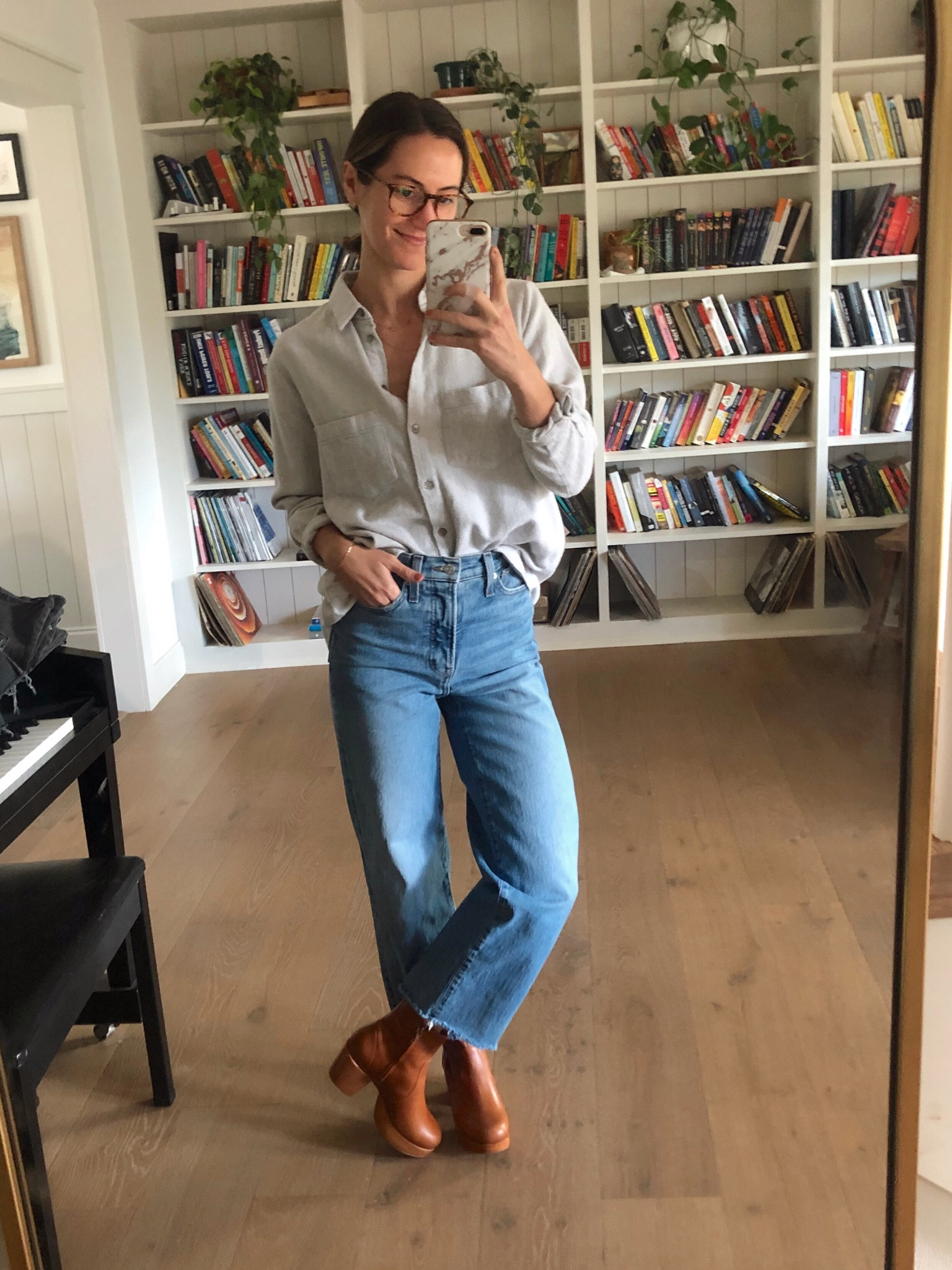 Small in flannel button up (same as the ones I linked but an older color!), jeans TTS and boots TTS. Clothes are 30% off, shoes also on sale!🥳