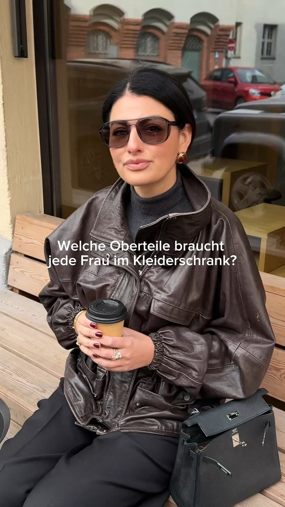 Jeder hat seine eigenen Basics. Das bedeutet nicht, dass ein Longsleeve unbedingt weiß sein muss oder ein Hemd immer klassisch sein soll. Es kann zum Beispiel auch ein Hemd mit Puffärmeln sein. Wichtig ist nur, dass die fünf Base-Oberteile vorhanden sind. Wenn sie da sind, lassen sie sich auch miteinander kombinieren. Dann hat man eine gute Base. 

#LTKdeutschland #LTKstyletip #LTKeurope