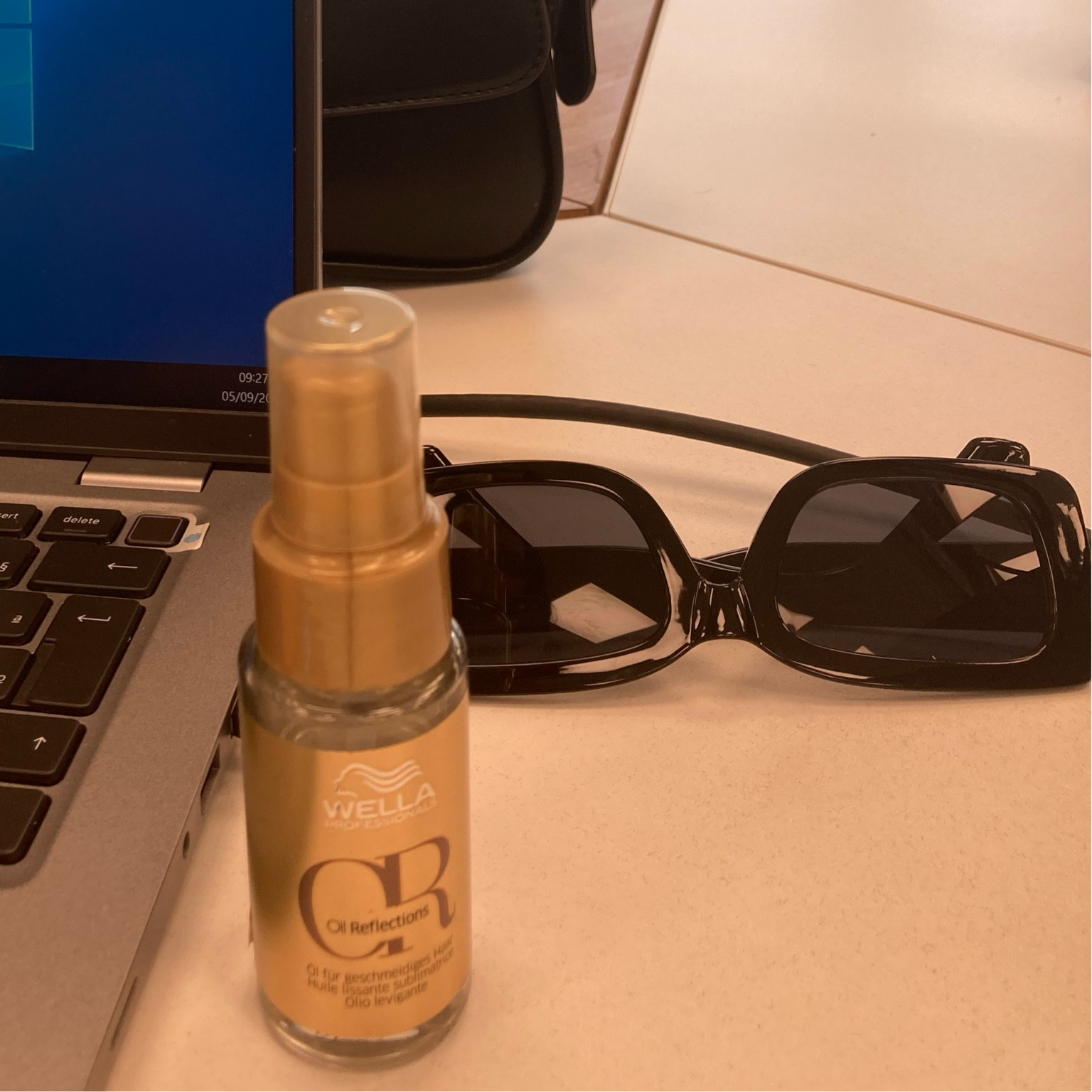 A mesa de trabalho de uma discípula do Cabelereiro calvo 😅

#LTKbrasil