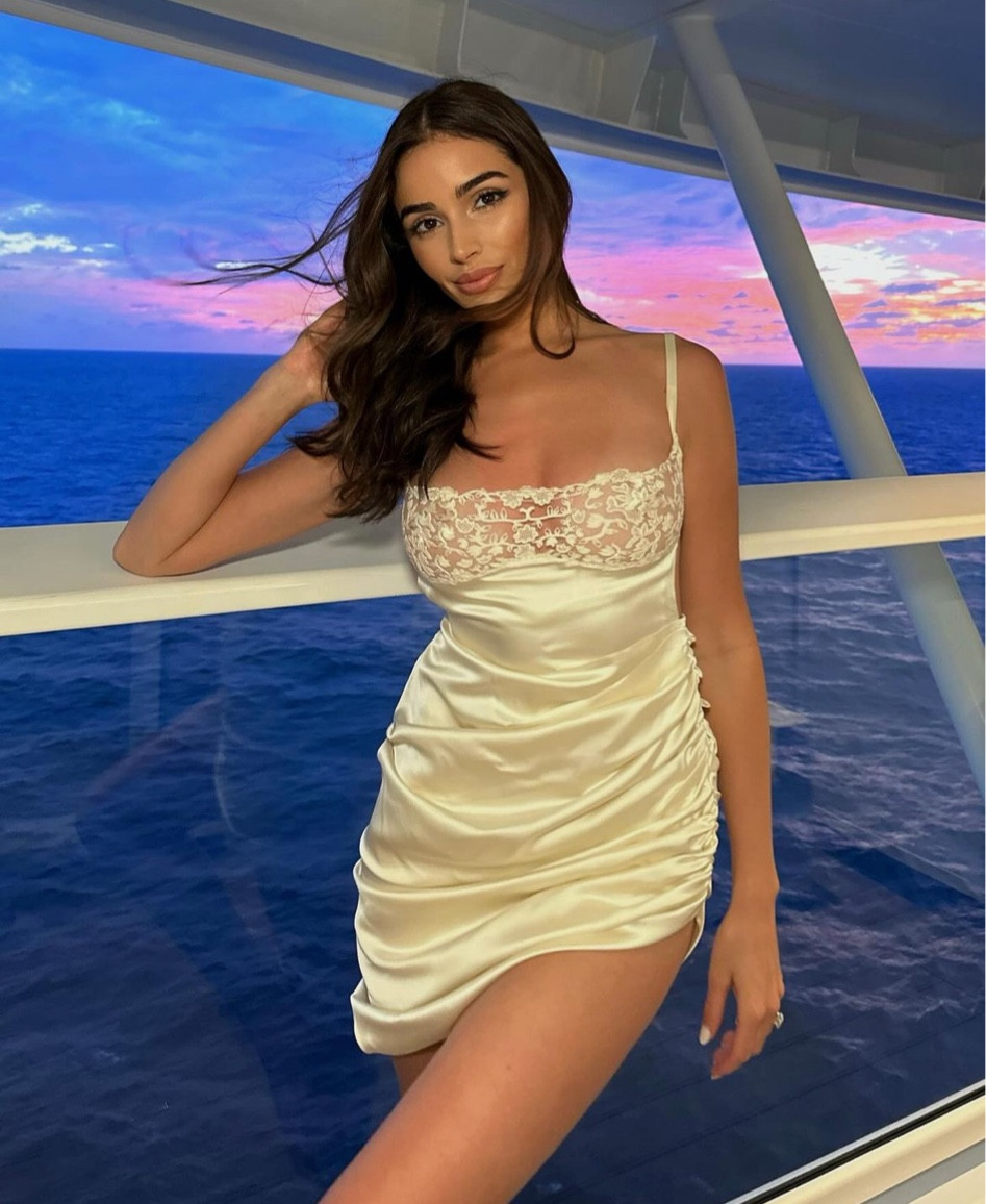 Chasing sunsets 🌅 my Jacquemus dress is 40% off on Moda Operandi !!

#LTKtravel #LTKsalealert #LTKstyletip