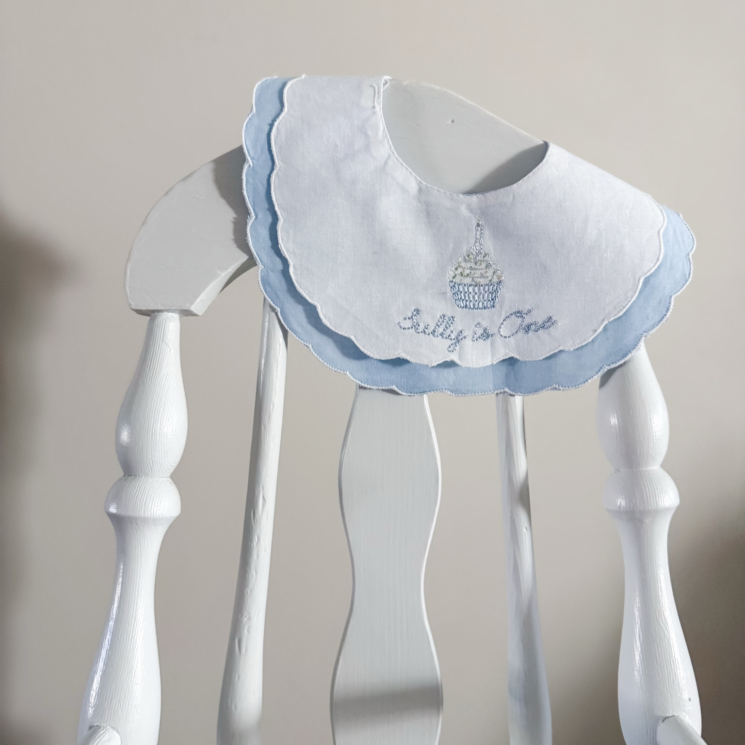 Love this sweet vintage cupcake design 