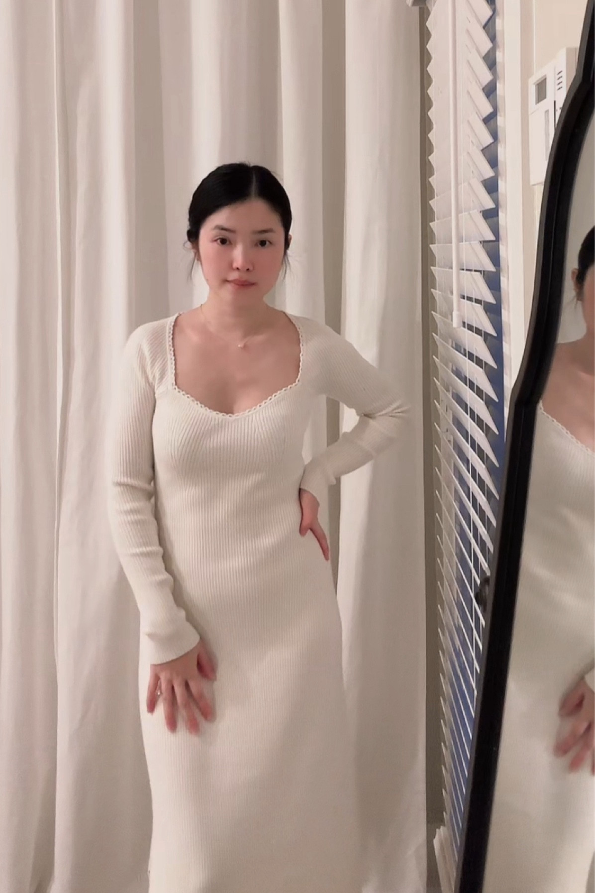 Mê áo len chưa đủ, giờ tới mê váy len nữa nè!!! Một chiếc váy không ôm xiếc người nhưng vẩn tôn dáng. Mềm mại và ấm áp lắm luôn. Mình mặc size XS aj

#LTKstyletip #LTKSeasonal #LTKbeauty