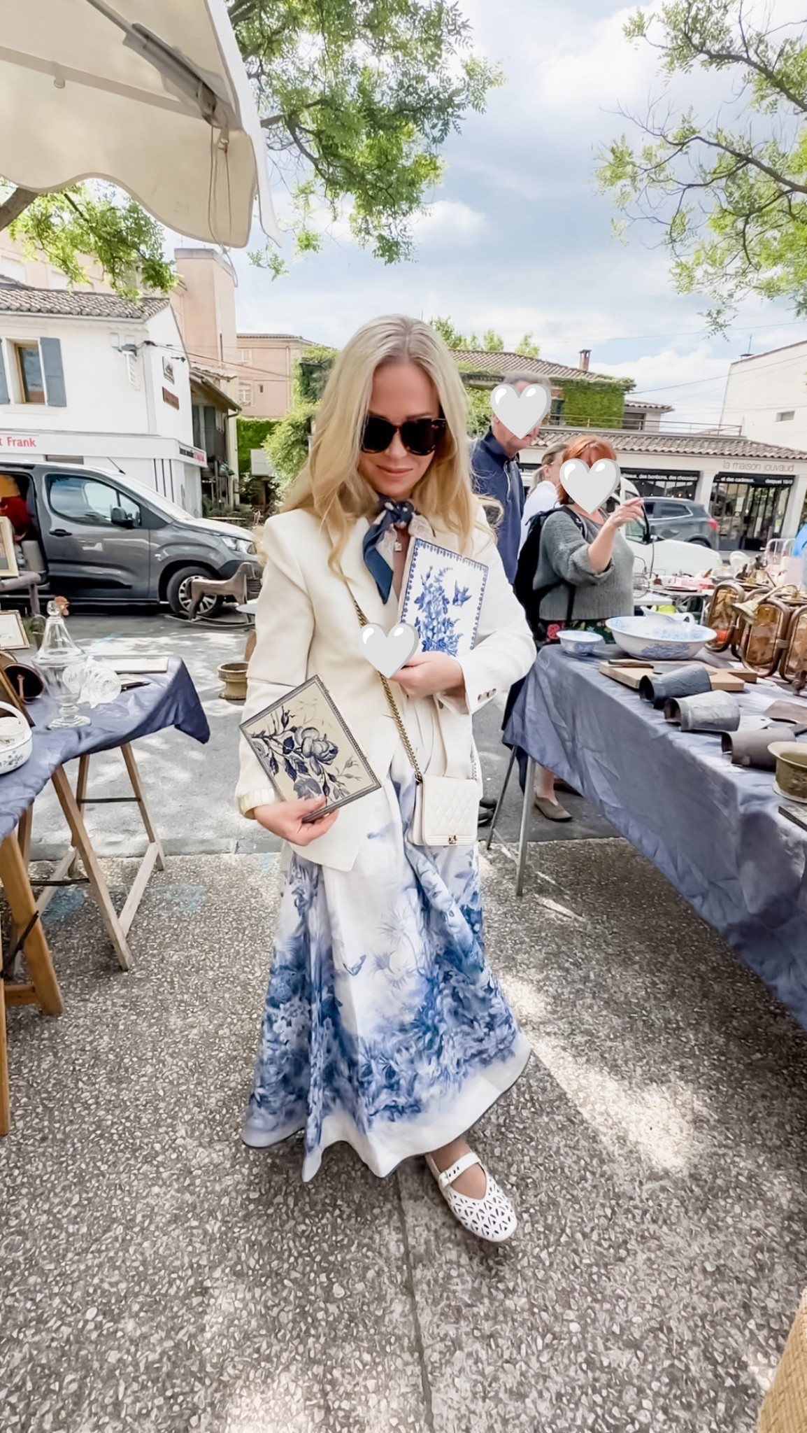 Matching my antique tiles in L'Isle-sur-la-Sorgue!!! Dress is sold out a few places but I’ve linked where I can find it! I’m usually a 1 in this brand. The back has stretch! 💙🤍