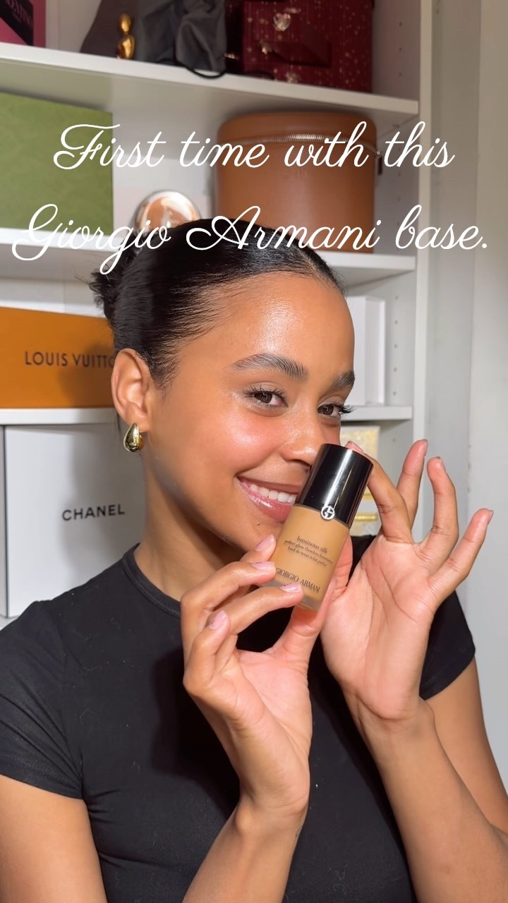 Skin pero con lujo. Esta base de Giorgio Armani se funde con mi piel como si fuera mía. Glow, cobertura y elegancia en un solo pump.
•
•
•
#giorgioarmanibeauty #makeupthatglows #luxuryvibes #softglamlook #beautyreel