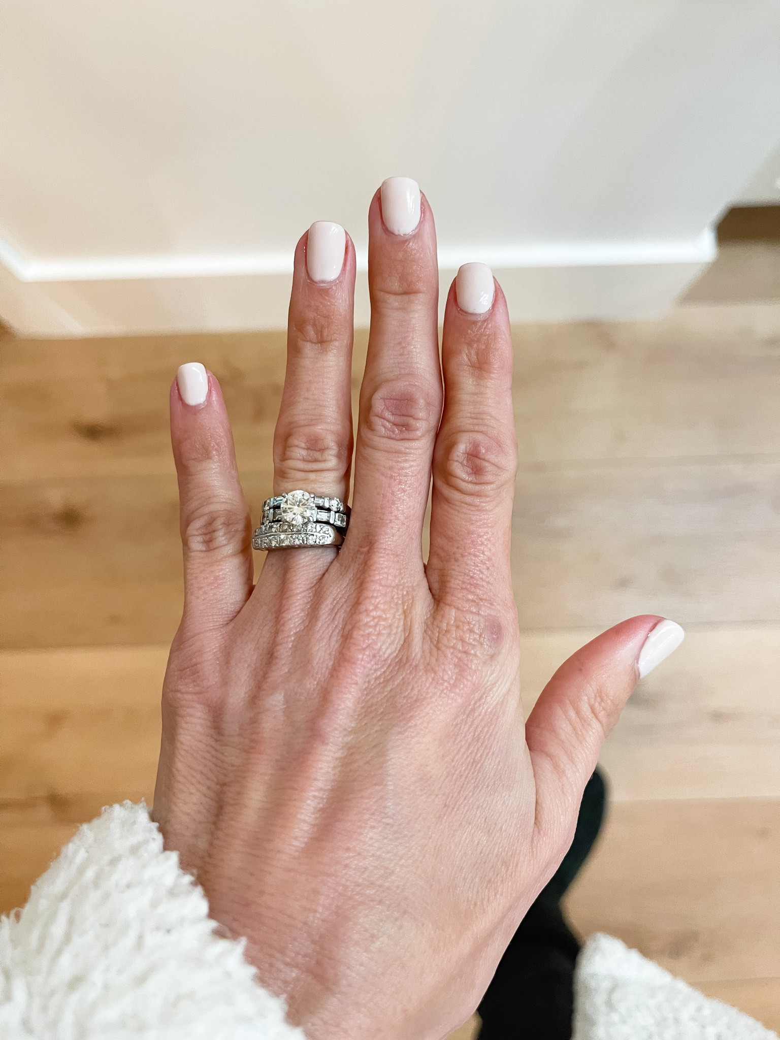 My first attempt doing gel nails at home #gelnails #gelpolish #beetles Also that damn fluffy coat I like so much. 