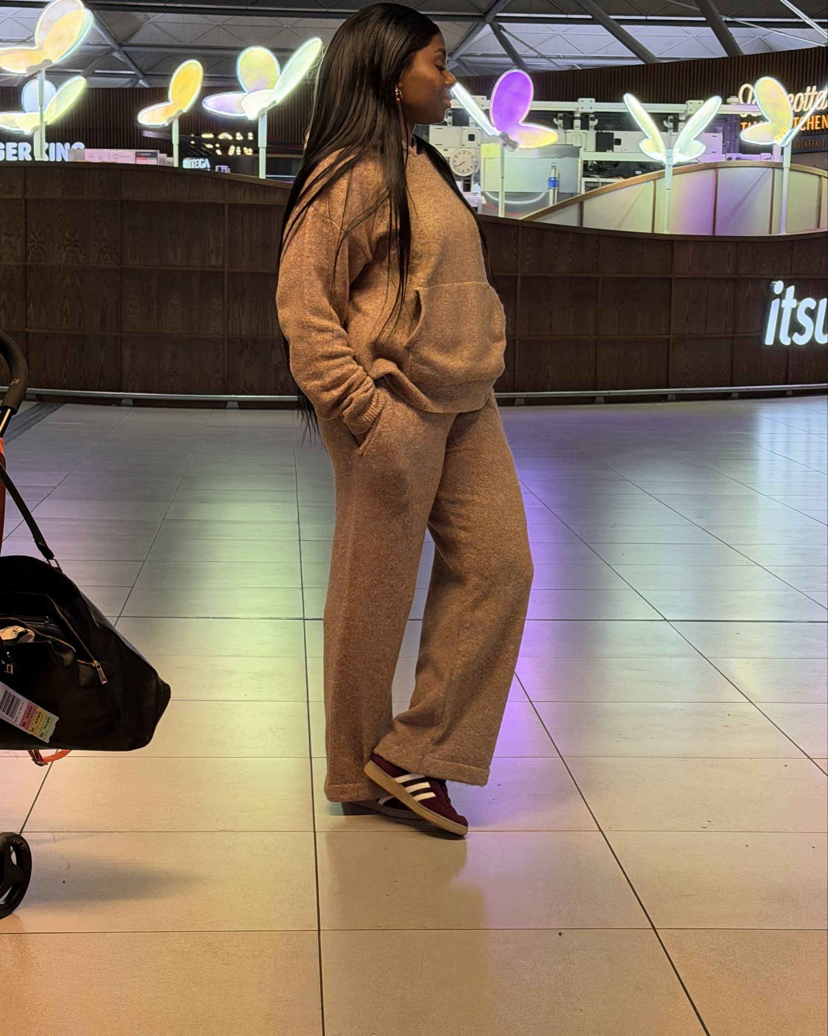 Airport look but make it chic 🤎✈️
Co-ord lounge set + comfy sneakers = travel uniform done right.

Shop my full look here 👇🏾

#LTKeurope #LTKstyletip #LTKsale