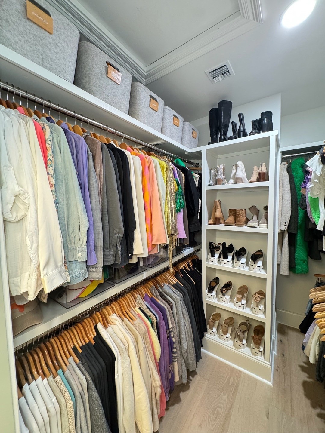 Closet goals 🙌🏼 We customize each project based on the space, but there are a few closet hacks we find ourselves always repeating:
1.Matching hangers (always!)
2.Upper bins for seasonal or occasional items
3.Group clothes by category and color
4.Shoe risers or stackers when space is tight
5.File-folding everything in drawers for easy access and visibility

Small changes = major transformation! 🧺✨

Ready to get organized? We’re now booking July sessions. Let’s make your closet the best part of your day.

#ClosetOrganization #HomeOrganization #ProfessionalOrganizer #DeclutterYourHome #ClosetGoals #OrganizedLife #LafayetteLA #HomeSweetOrganized