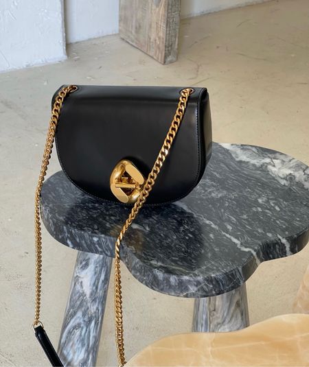 My fave crossbody handbag at the moment! I am obsessed with the gold hardware and love that it’s a subtle glossy black material. Perfect for everyday wear or to dress up for a night out! 

#LTKitbag #LTKFind #LTKstyletip