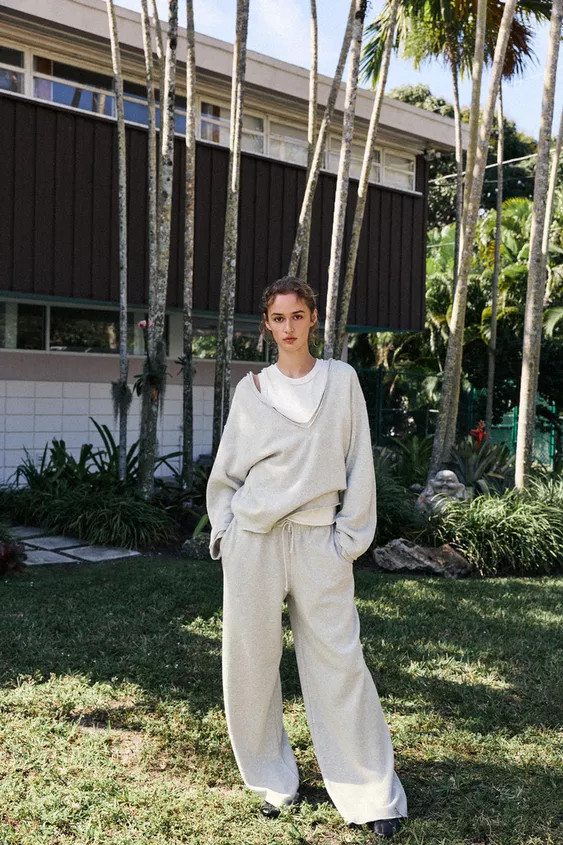 SOFT V-NECK SWEATSHIRT | Zara US