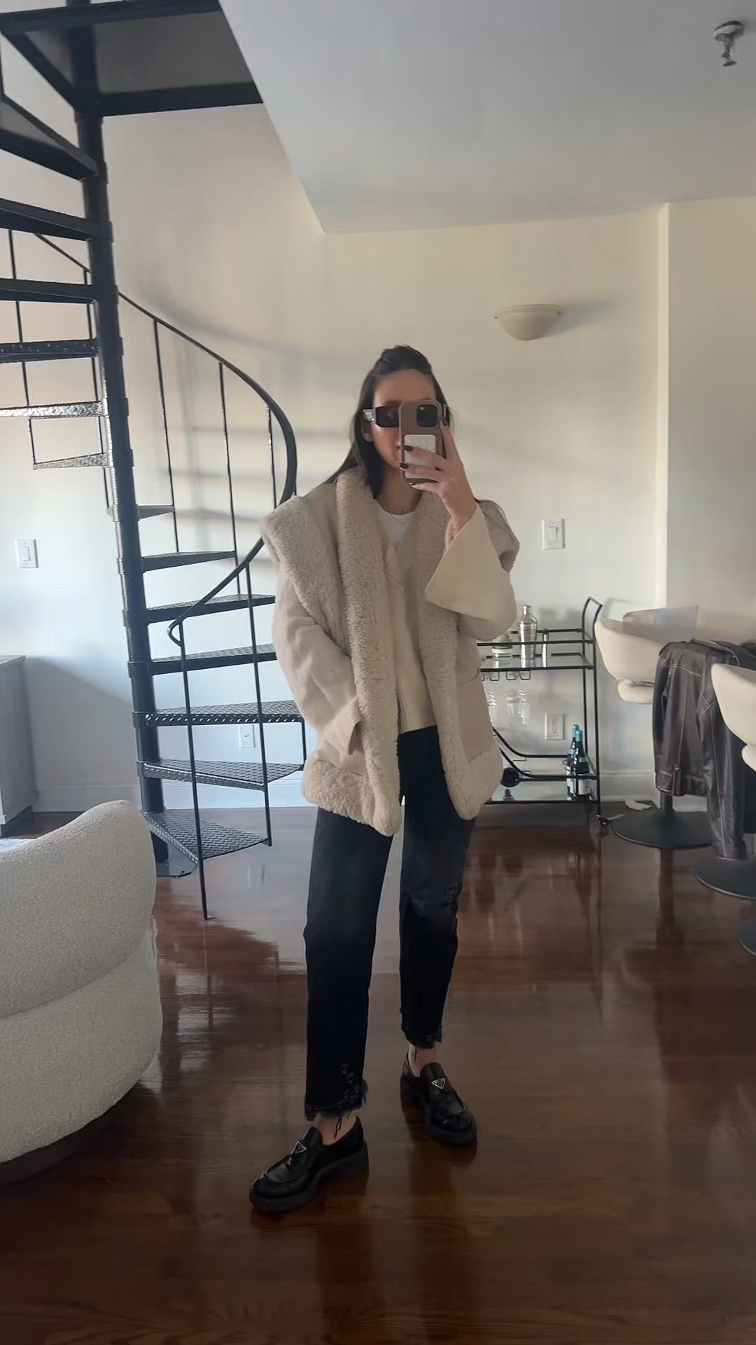 When I digitize a wardrobe I like to be as comfy as possible, so that means baggy tops and jeans that still look elevated and chic 

#LTKStyleTip #LTKSeasonal