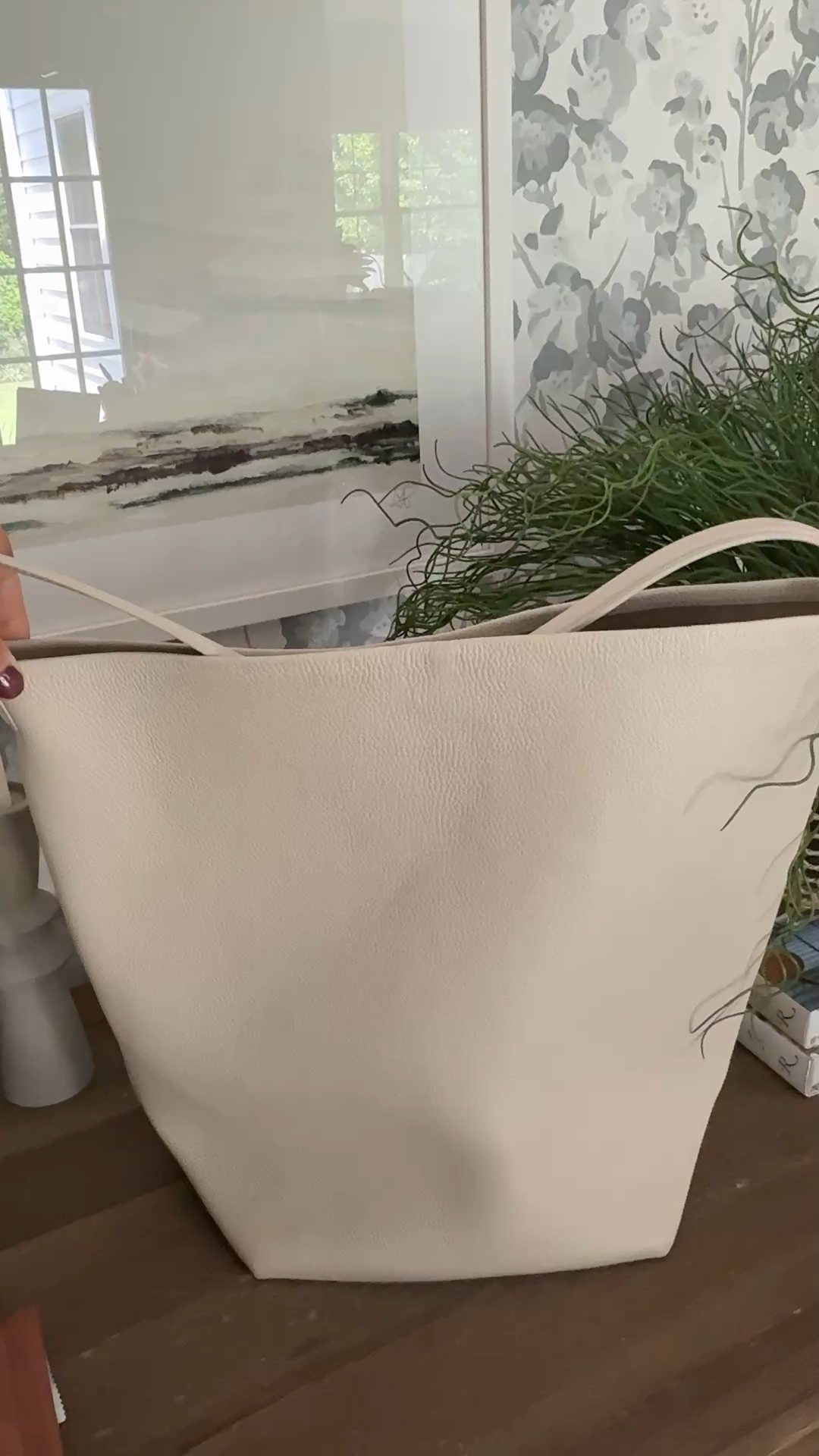 Obsessed with this leather tote! It’s the perfect everyday work bag. Love the ivory in large but it also comes in a smaller size and a few more colors. Such a great summer bag!!

#LTKootd #LTKSeasonal #LTKvlog