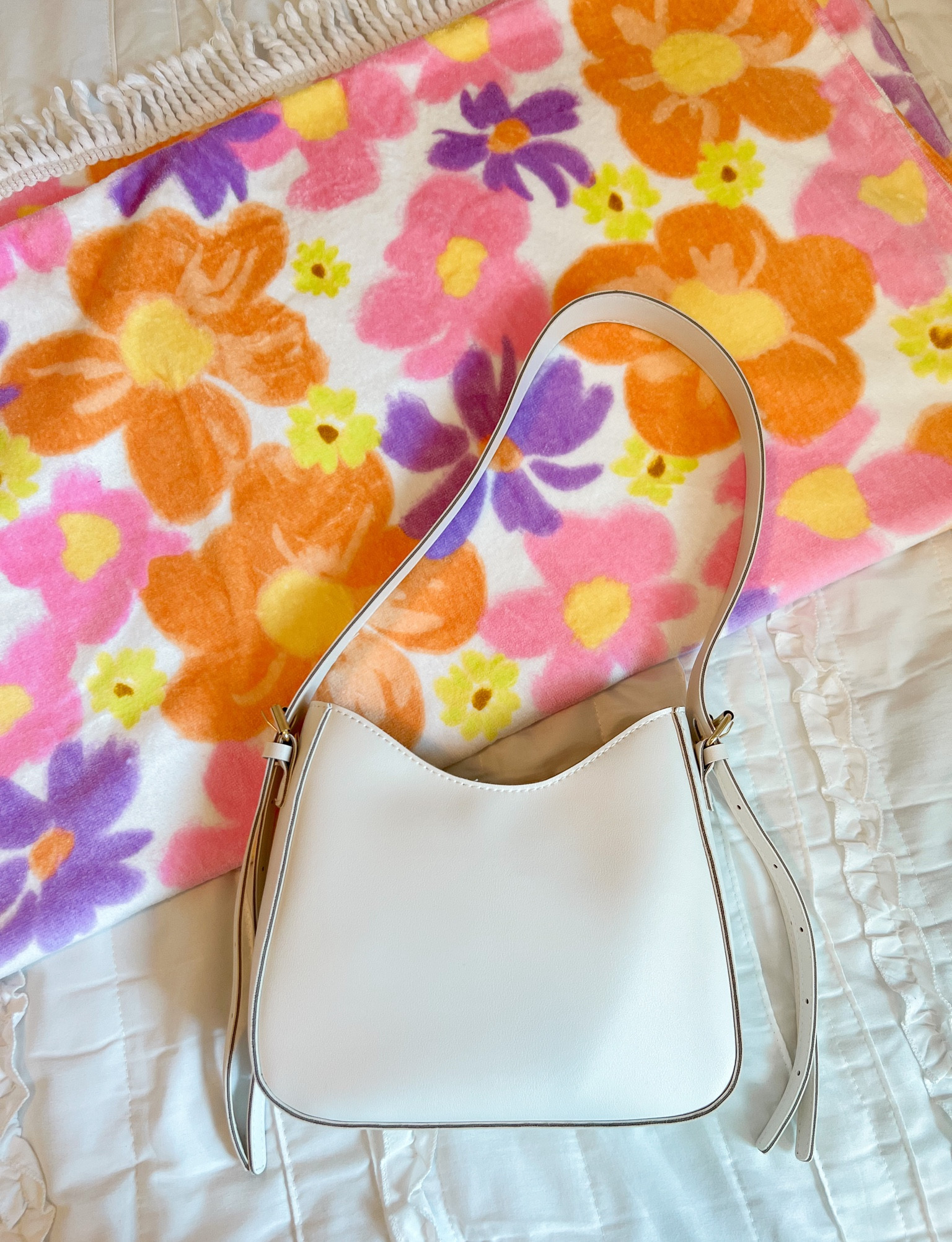 the cutest purse for spring/summer and it goes with everything🌸💫 use code JAZLIN for a discount :))

#LTKFind #LTKunder50 #LTKitbag