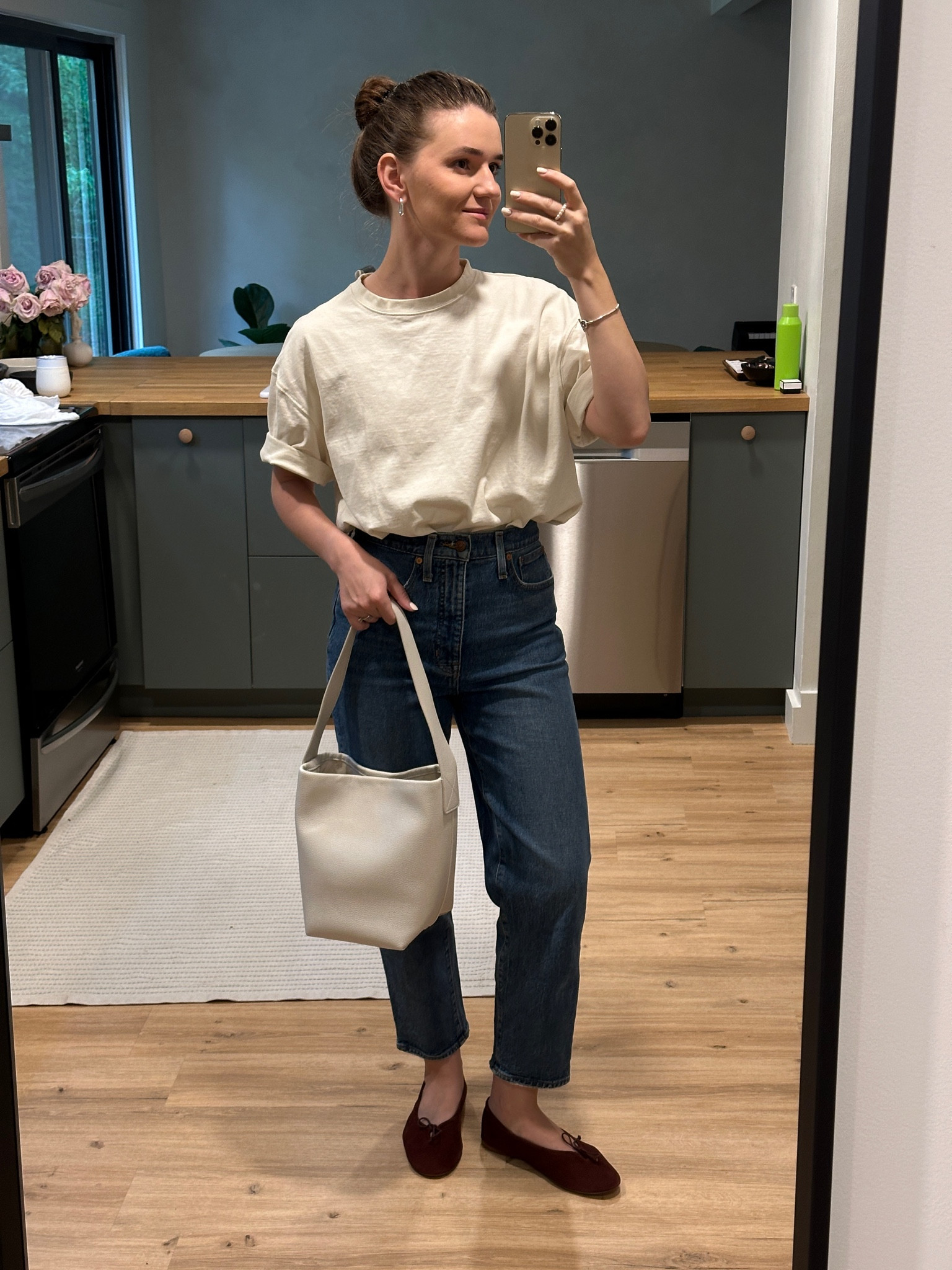 Jeans / of white t shirt / white tote bag / brown ballet flats 