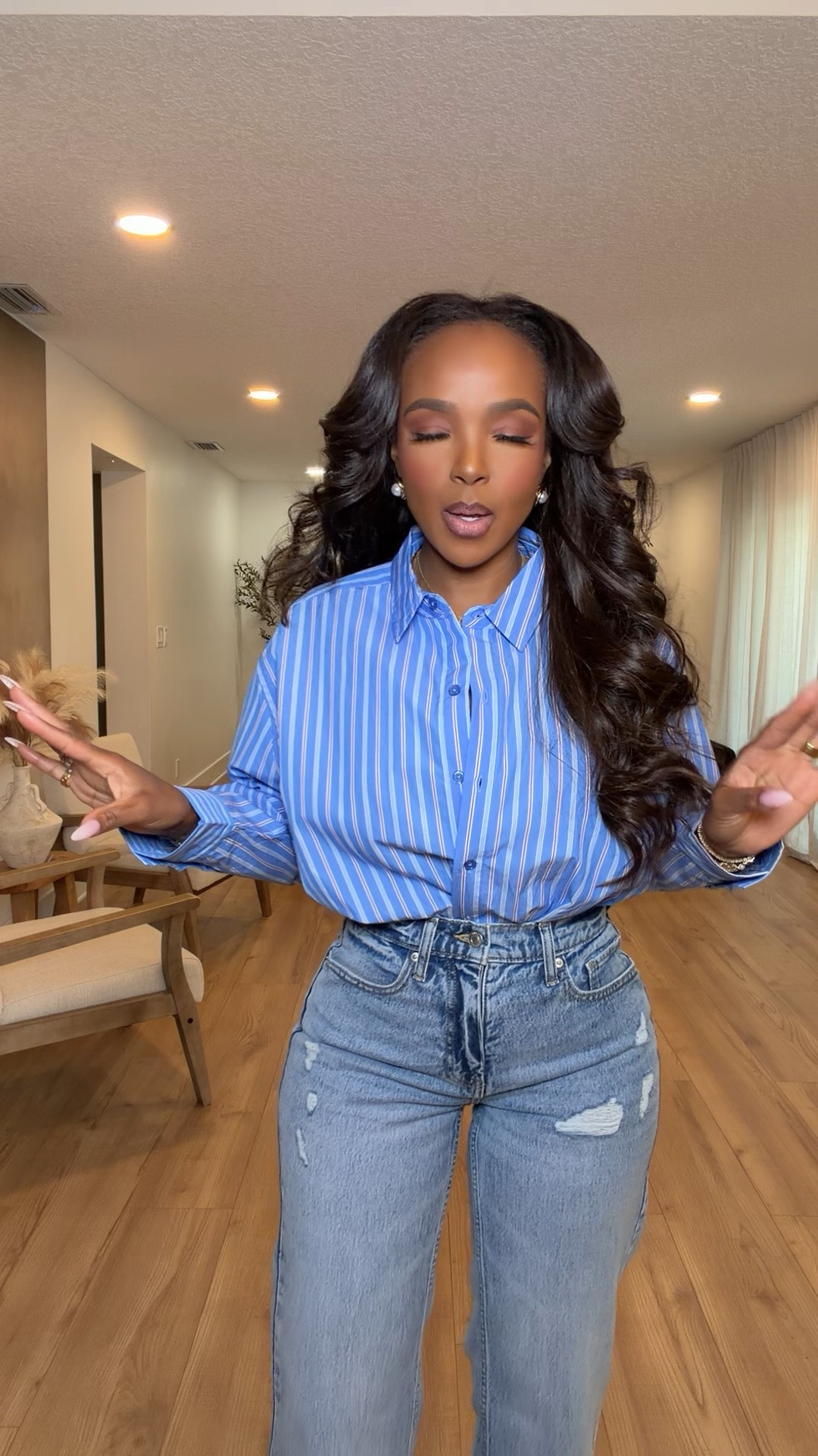 A blue striped button down and denim will never fail 🤍✨

This look is giving polished, effortless, and expensive without doing too much. The oversized striped shirt paired with relaxed light wash denim creates that timeless elevated casual vibe that works year after year. Definitely one of those high cost-per-wear outfits you’ll keep repeating.

Perfect for casual office days, coffee runs, travel days, lunch dates, errands, and everyday chic styling.

5’4 | 140LBS | 34D-27-40 | size small or 4

Blue striped shirt outfit, elevated casual style, light wash denim outfit, effortless everyday fashion, rich mom aesthetic, capsule wardrobe staples, classy casual outfits, oversized button down styling, neutral chic fashion, old money inspired outfit, timeless denim look, everyday luxury style

Follow me on Instagram and YouTube @kirasfashionfinds