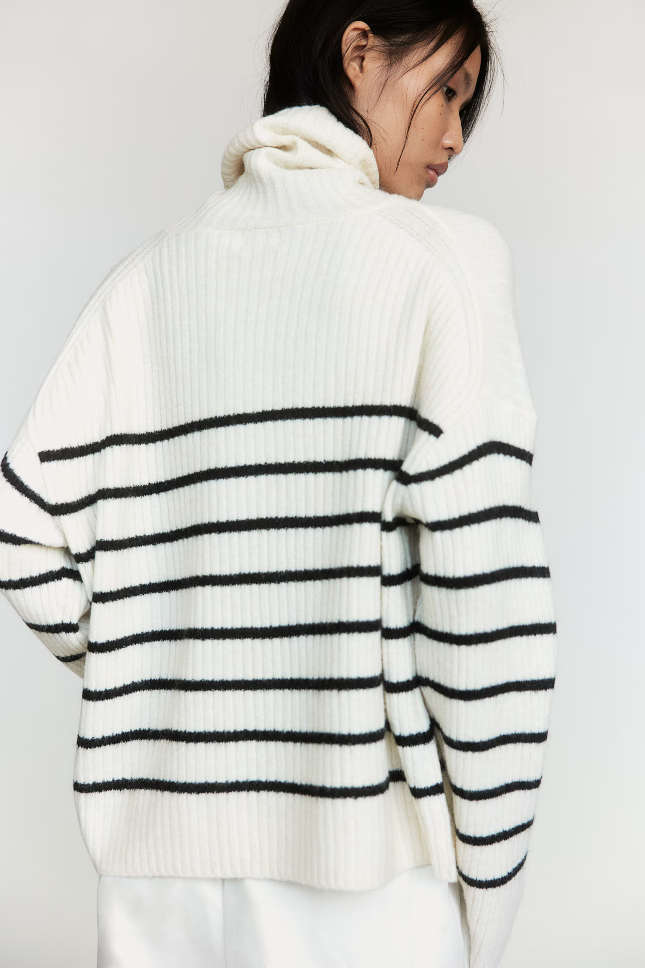 Oversized Turtleneck Sweater - Natural white/striped - Ladies | H&M US | H&M (US + CA)