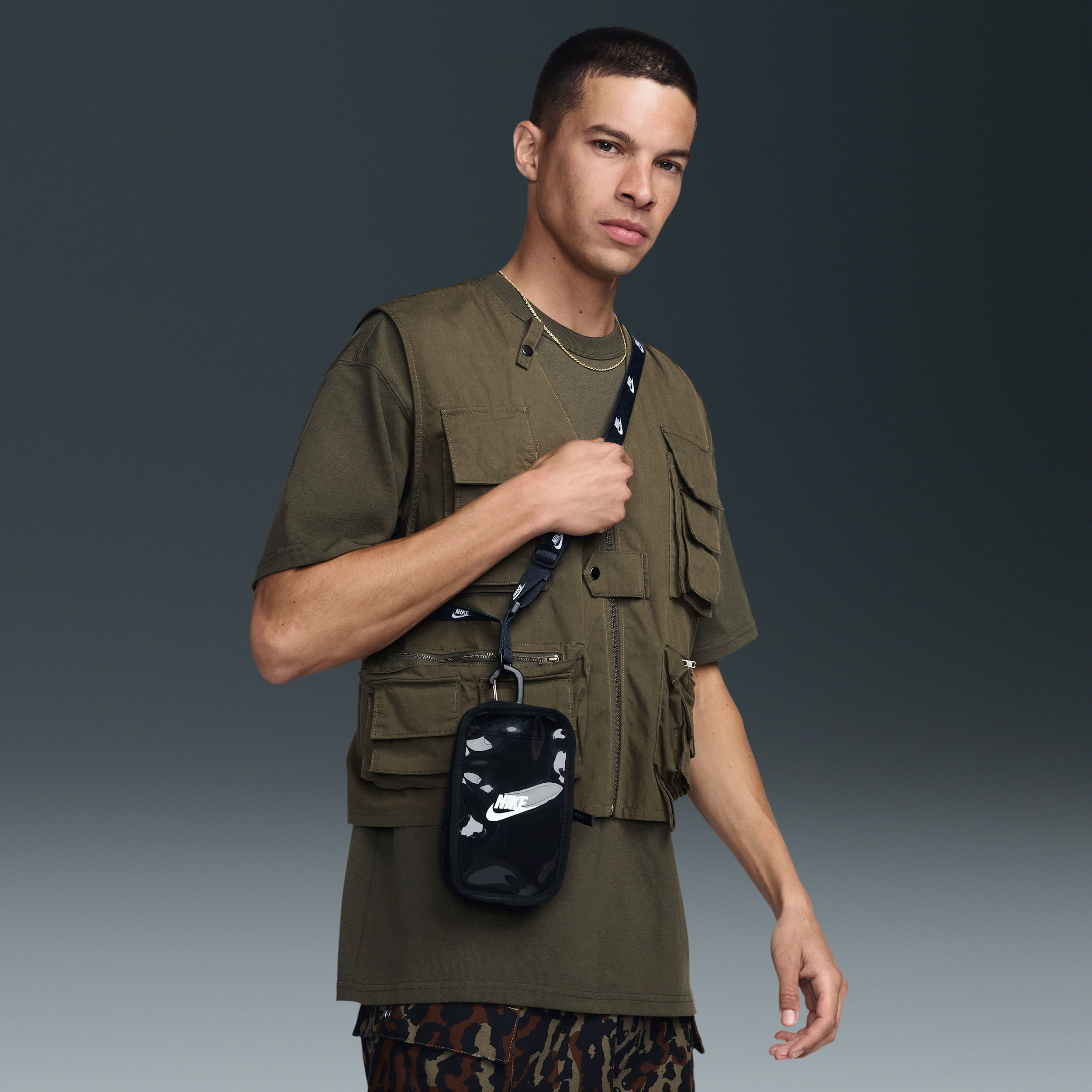 Nike Unisex Club Phone Bag in Black | N1009096-091 | Nike (US)